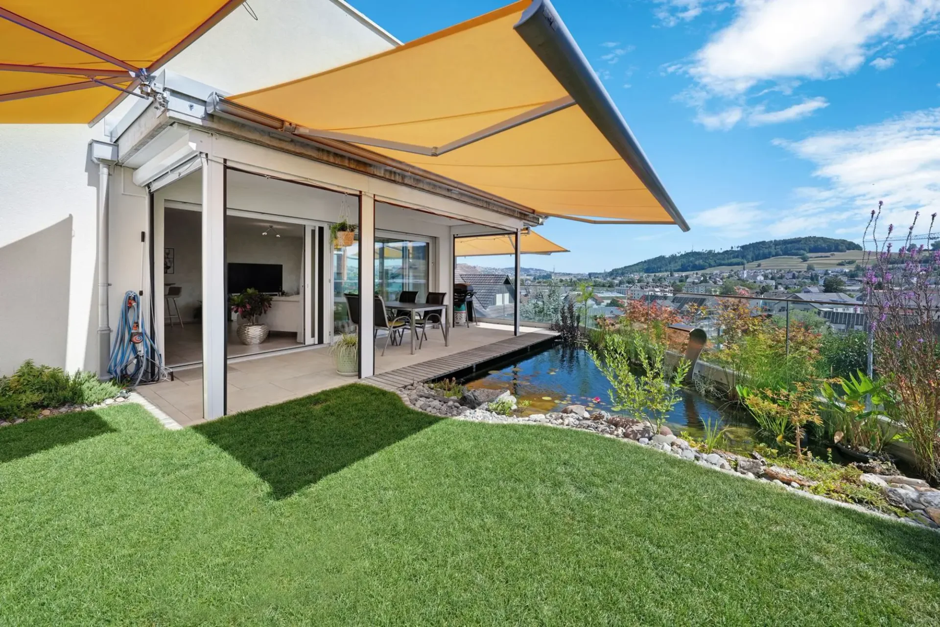 Sonnige Gartenwohnung mit einzigartigem Garten und Aussicht