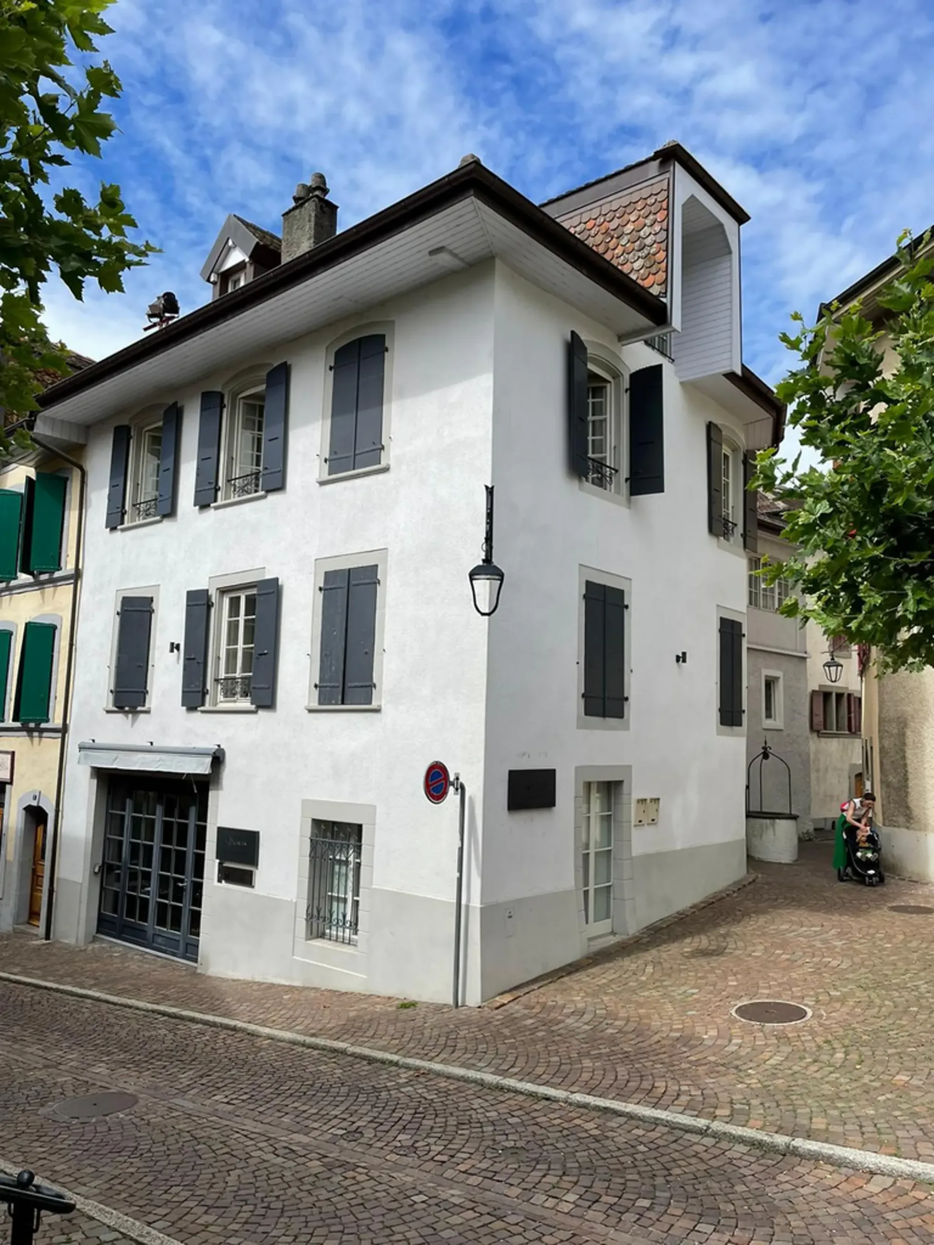 Room ideally located in a building by the lake