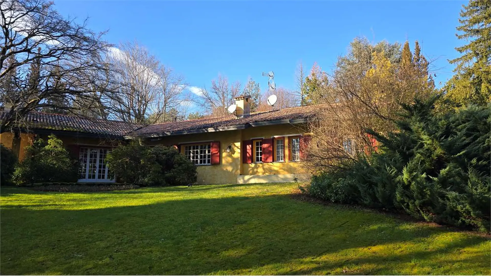 Exklusive Villa mit Pool im Golf Club Pinetina
