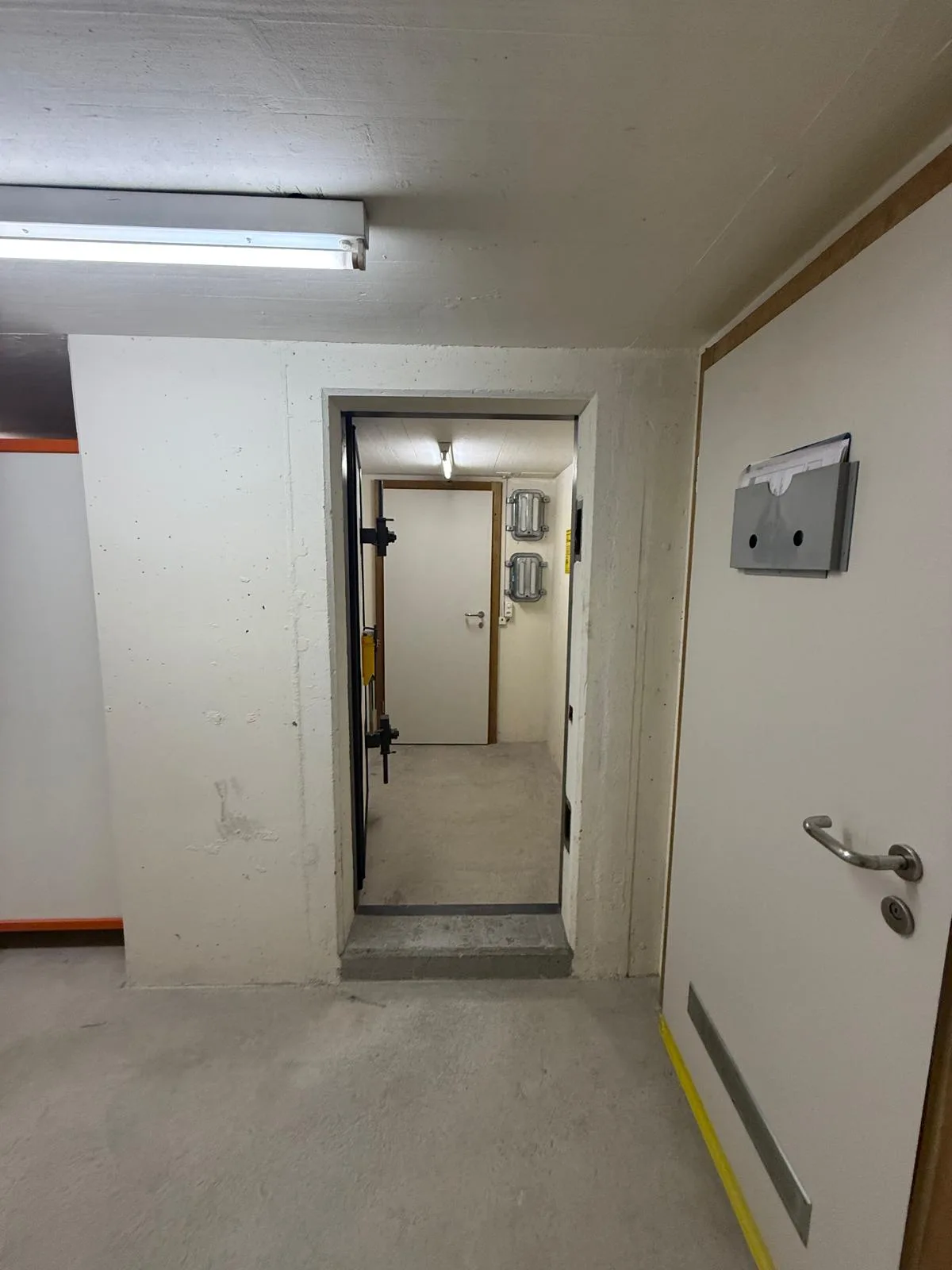 Storage room on the 1st basement floor, lift closure