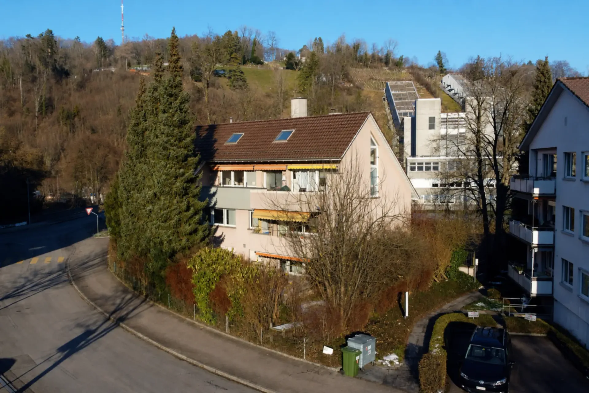 Schmucke 1.5-Zimmer-Wohnung mit Sitzplatz inkl. sep. Büro- / Physioraum im EG