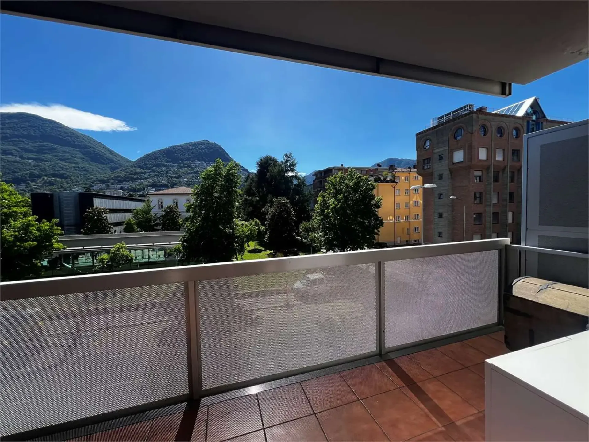 Rif. 2694 Lugano ufficio arredato in spazio condiviso