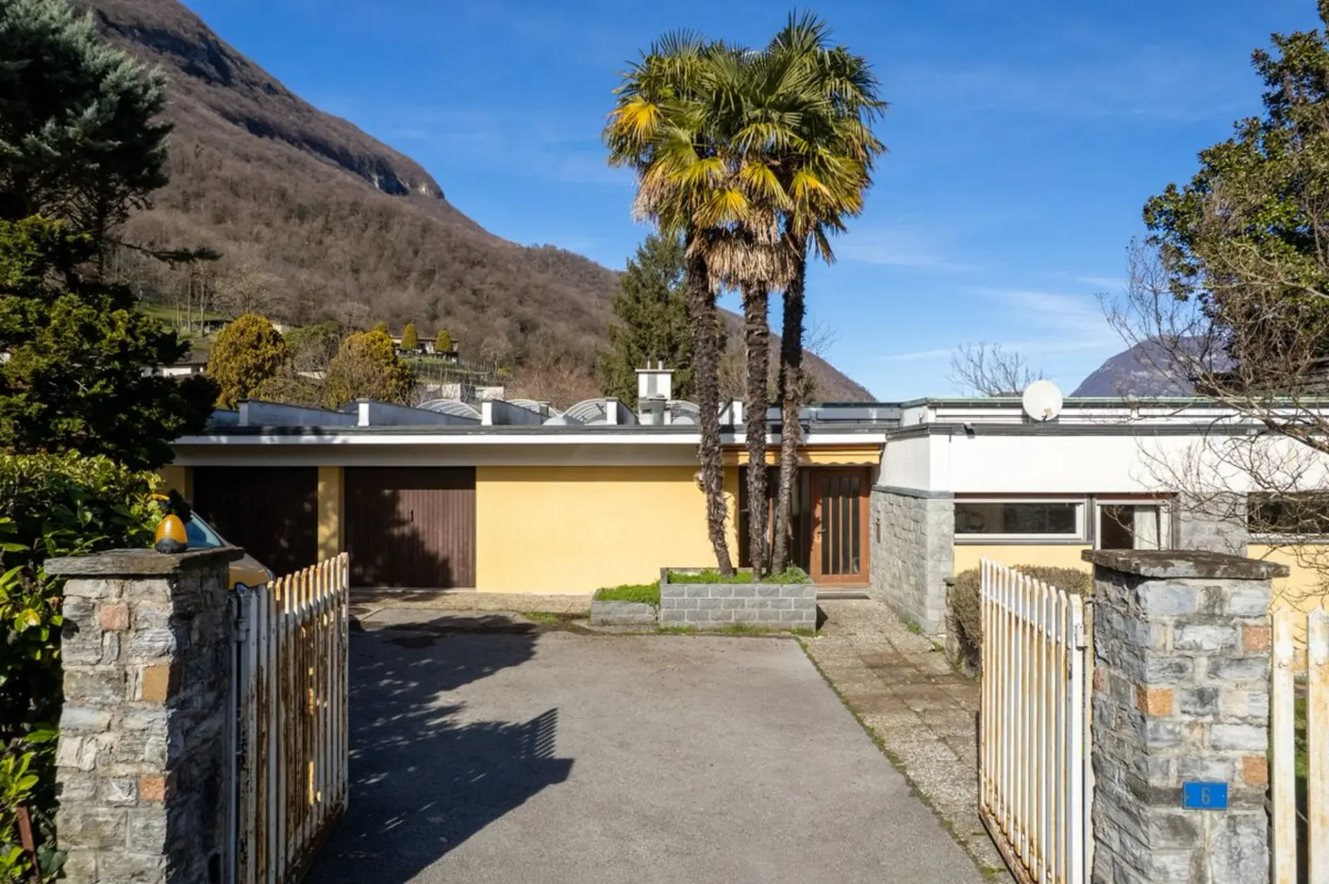 Villa mit grossem Grundstück und Landreserve (R2) / Villa con ampio terreno e riserva edificabile (R2) / Villa with large plot and development reserve (R2)