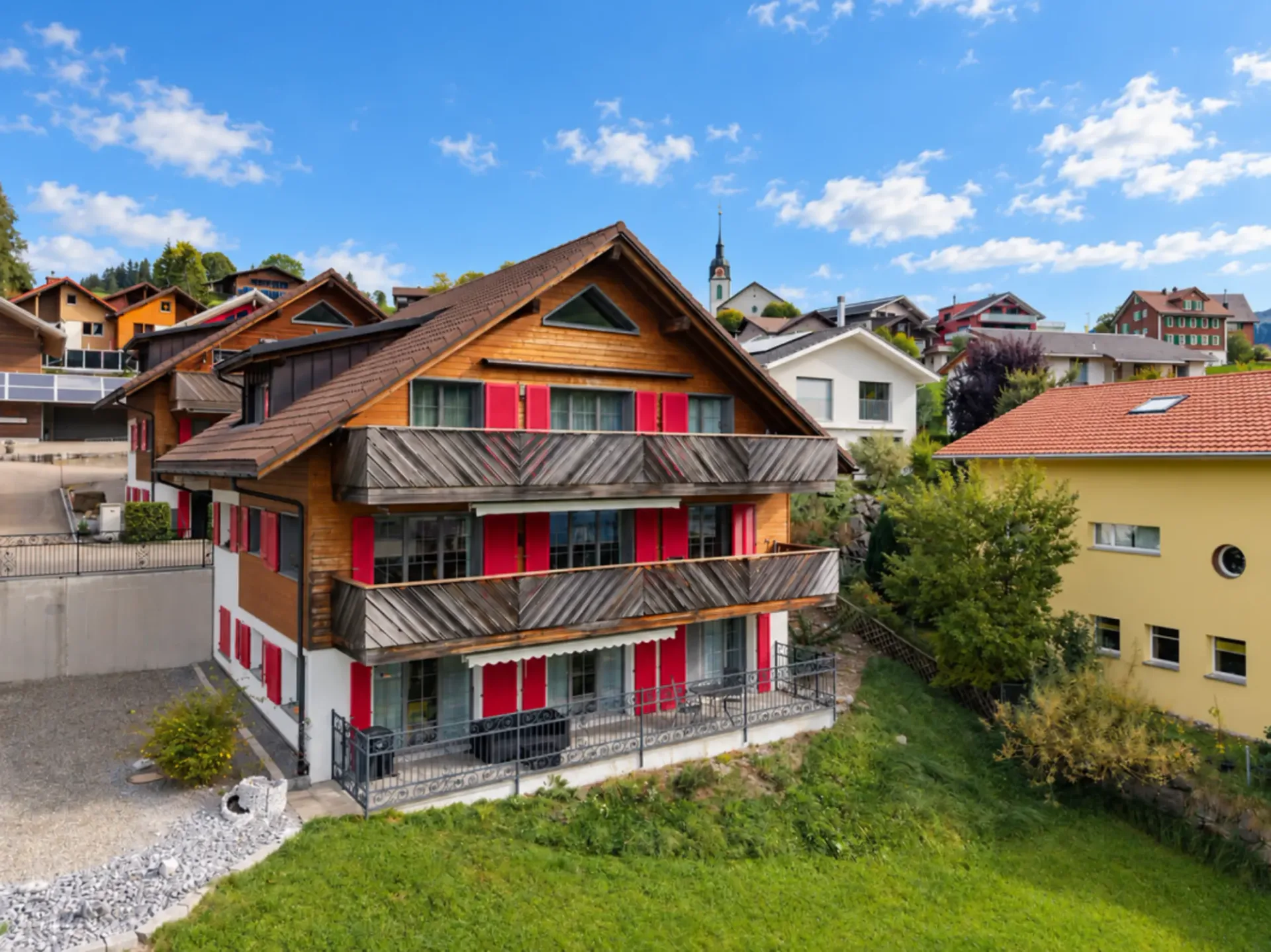 Moderne 3.5 Zimmer-Gartenwohnung am Südhang von Oberiberg!