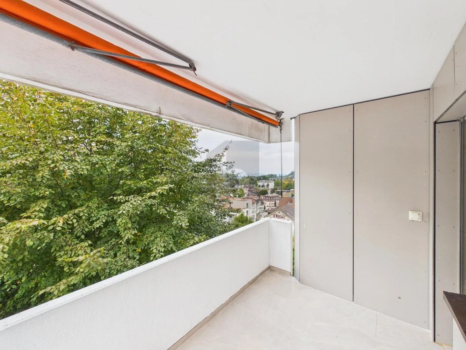 NEU RENOVIERT - GROSSZÜGIGER BALKON UND WEITBLICK