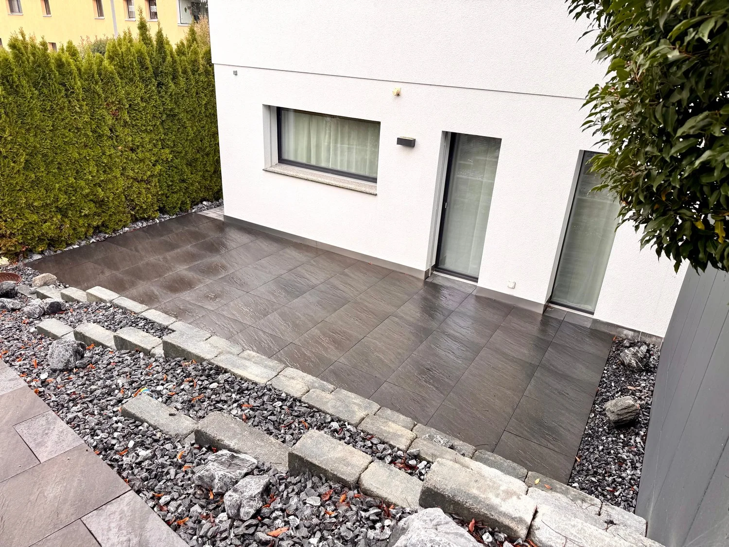 Appartamento al pianterreno / dependance con ampio posto a sedere, vicino alla stazione