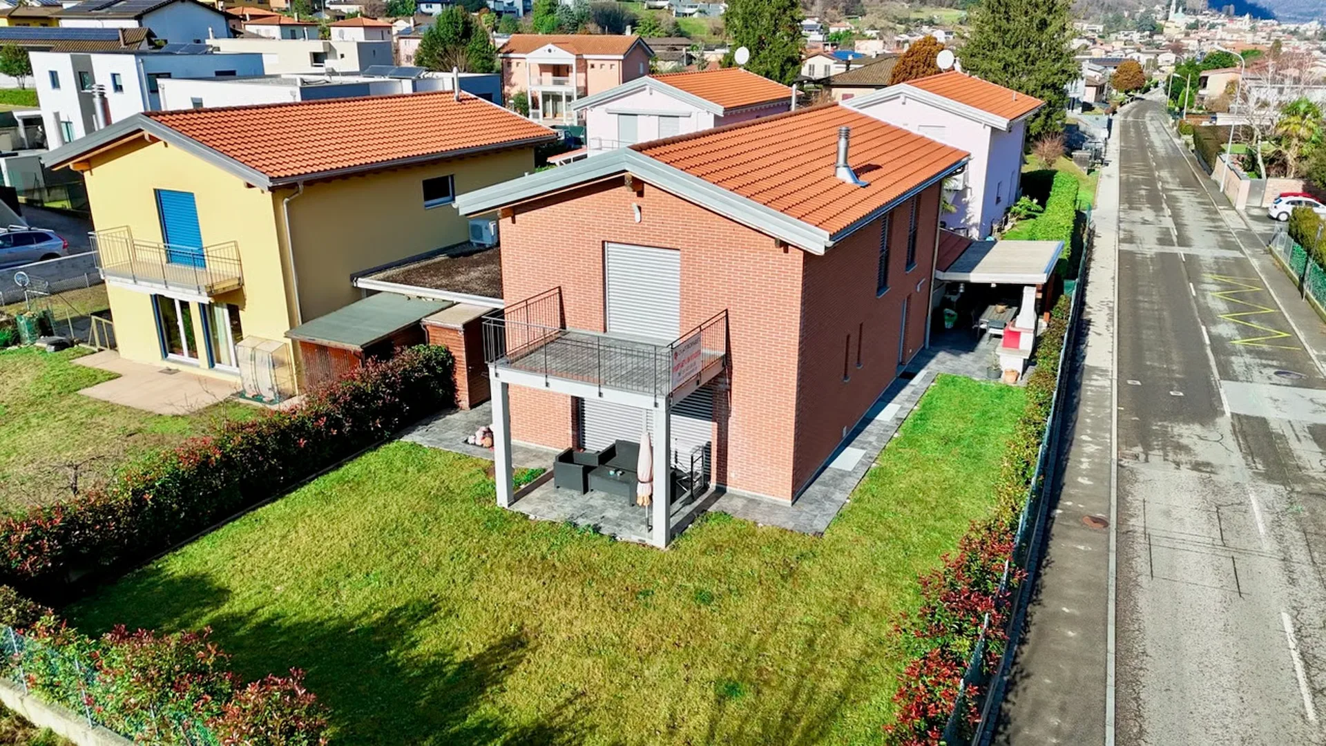 Moderna Casa Unifamiliare con Giardino e Vista Panoramica