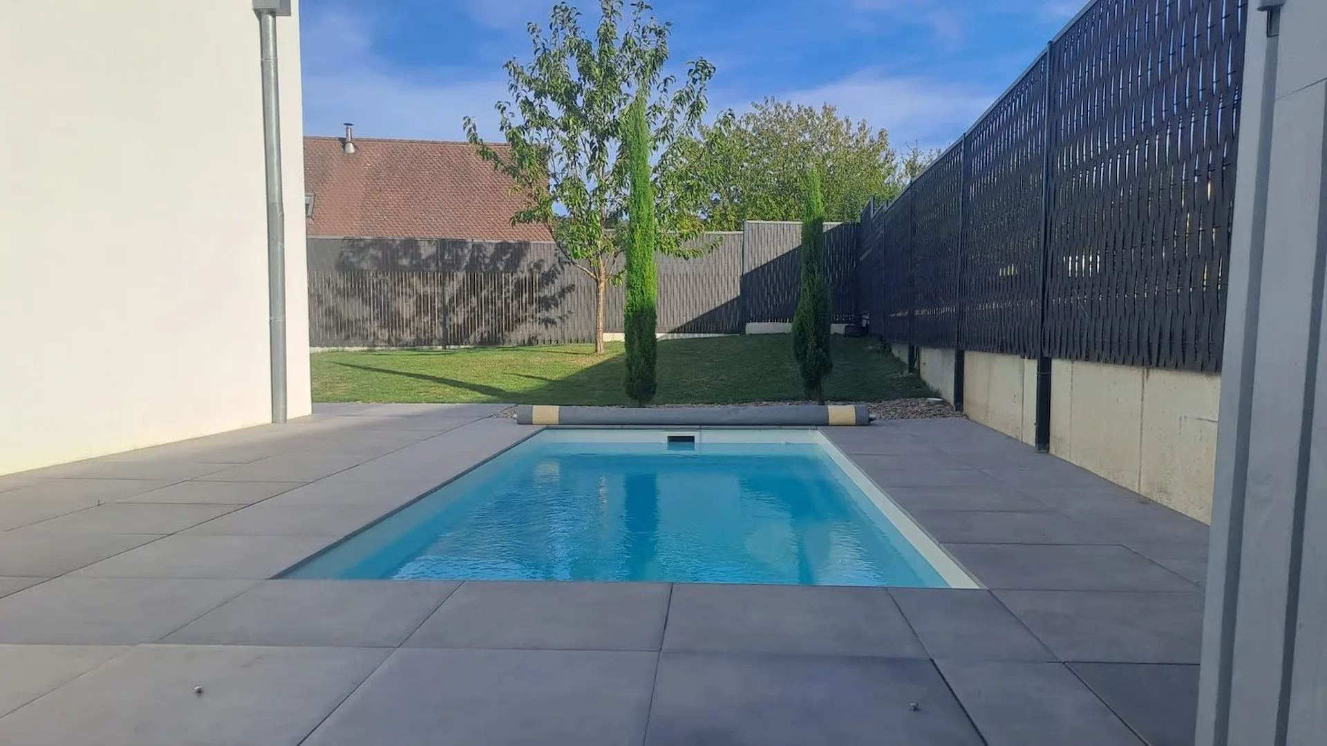Bella casa a un piano con piscina