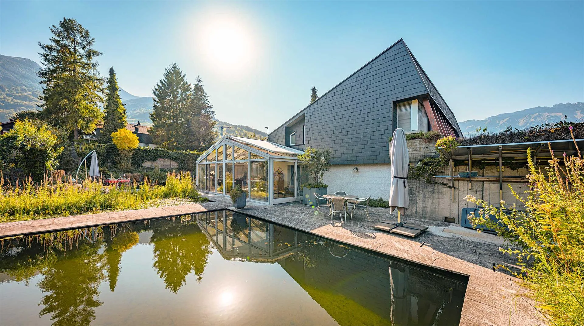 EINFAMILIENHAUS MIT AUSSERGEWÖHNLICHER GARTENOASE UND SCHWIMMTEICH