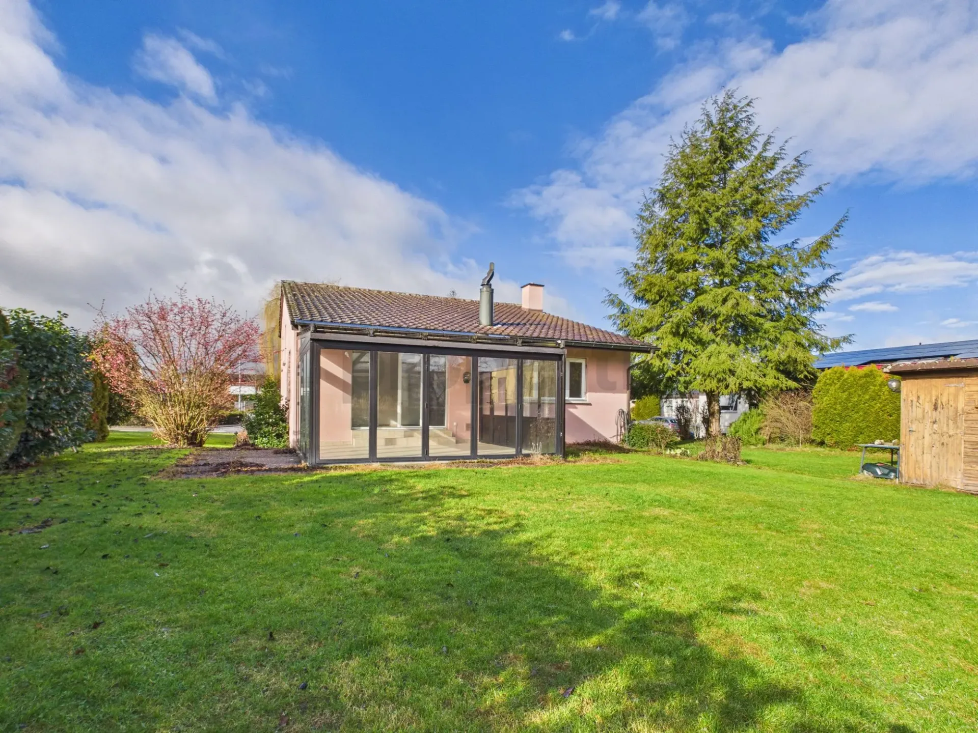 Charming detached single-family house in a quiet, family-friendly location