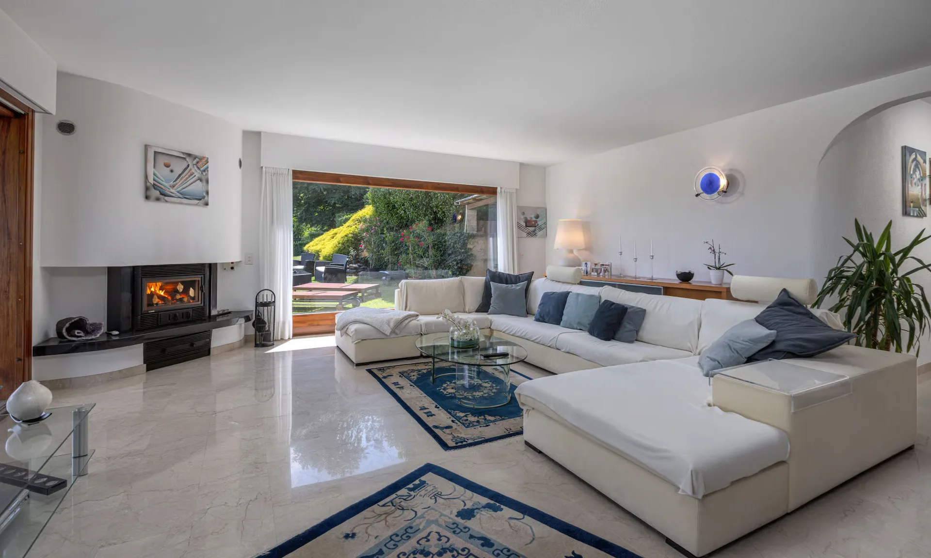 Faszinierende 5.5-Zimmer-Villa mit Seeblick und Garten in Cimo