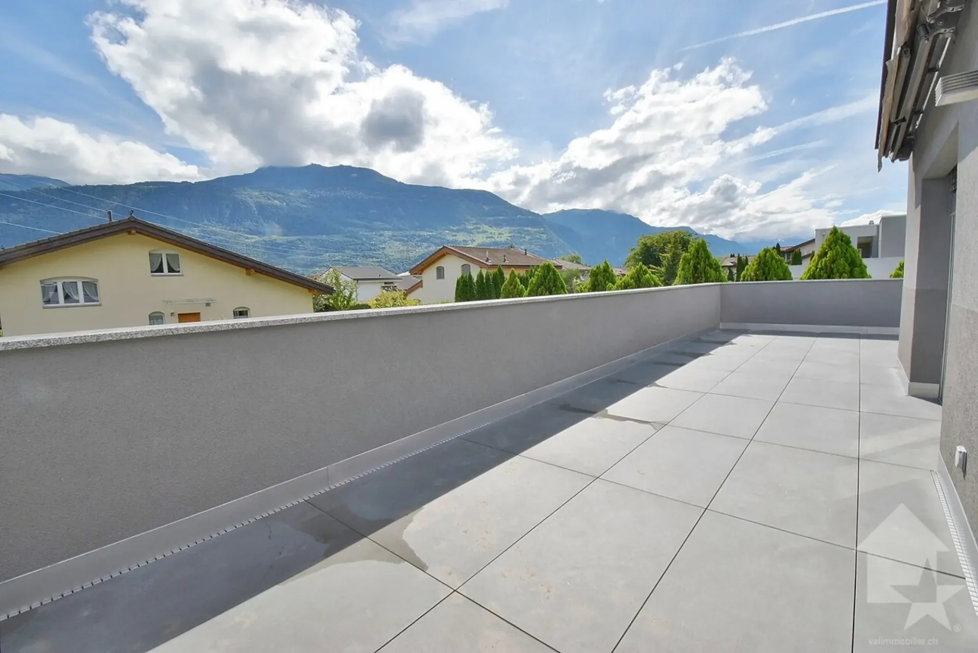 Dachgeschoss mit 4.5 Zimmern, großer Terrasse und 3 Parkplätzen