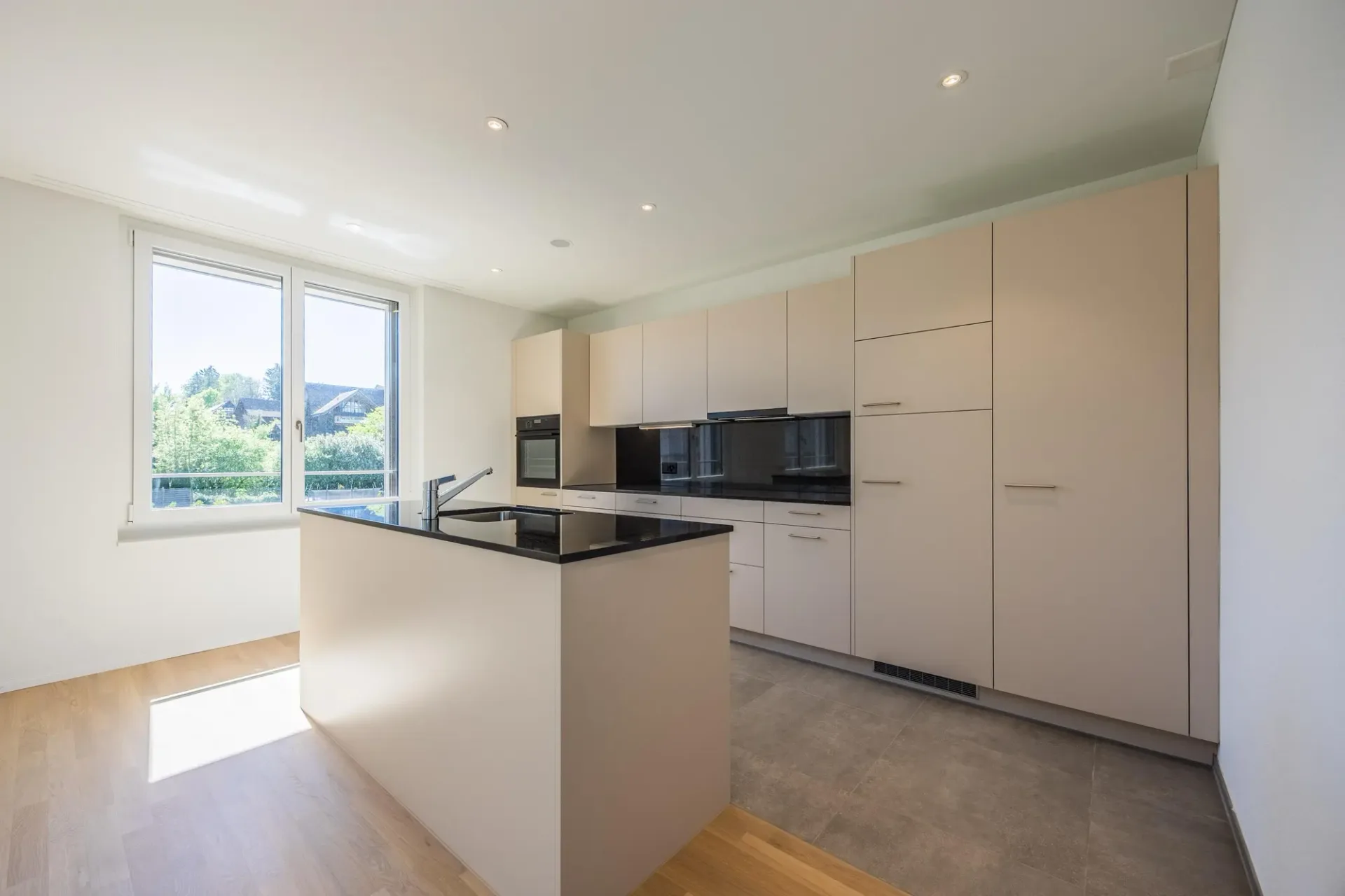 Moderne 3.5-Zimmer-Wohnung mit heller Loggia