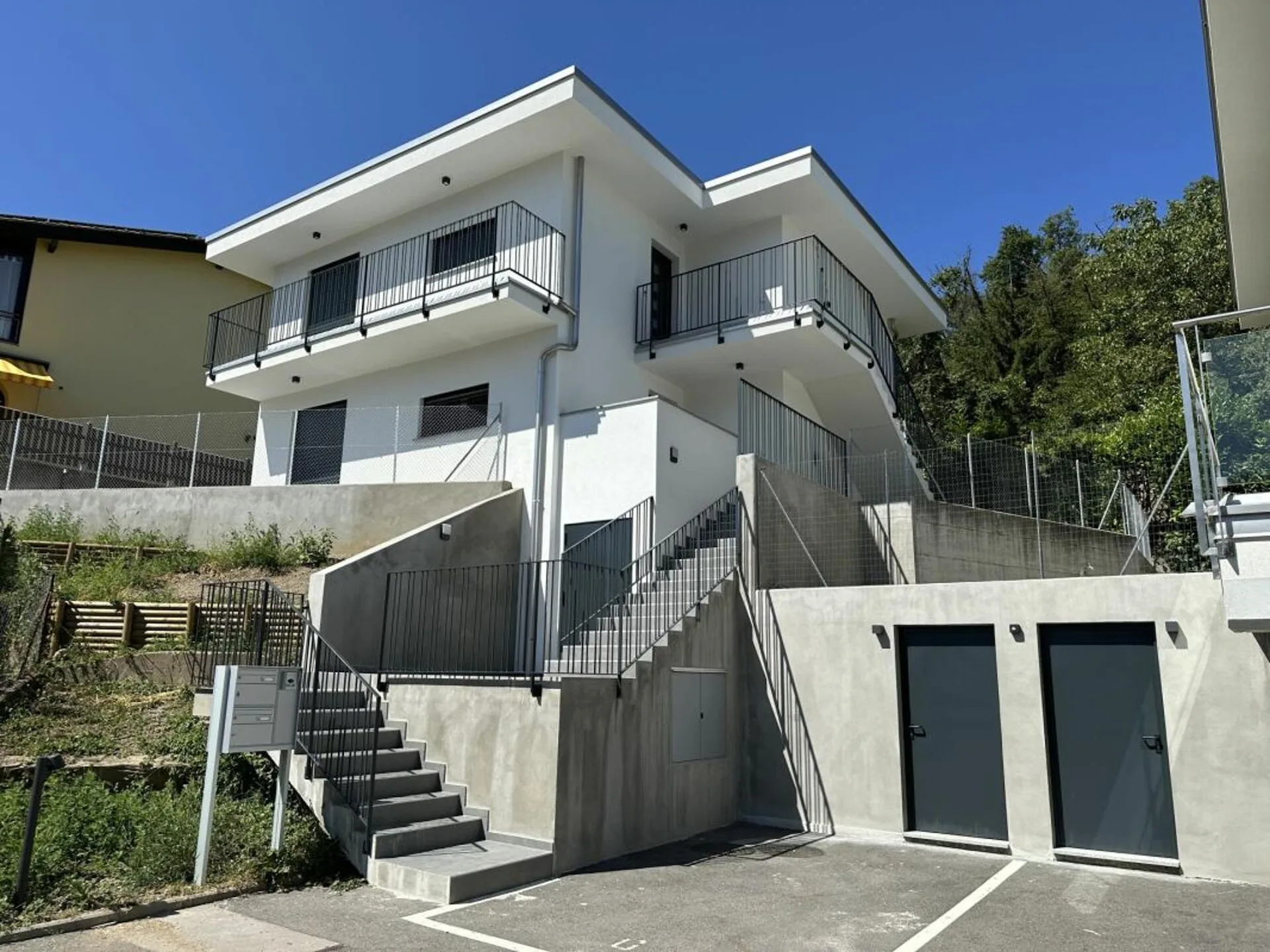 Neue und moderne 3.5-Zimmer-Wohnung mit eigenem Garten und Terrasse in Mendrisio Arzo