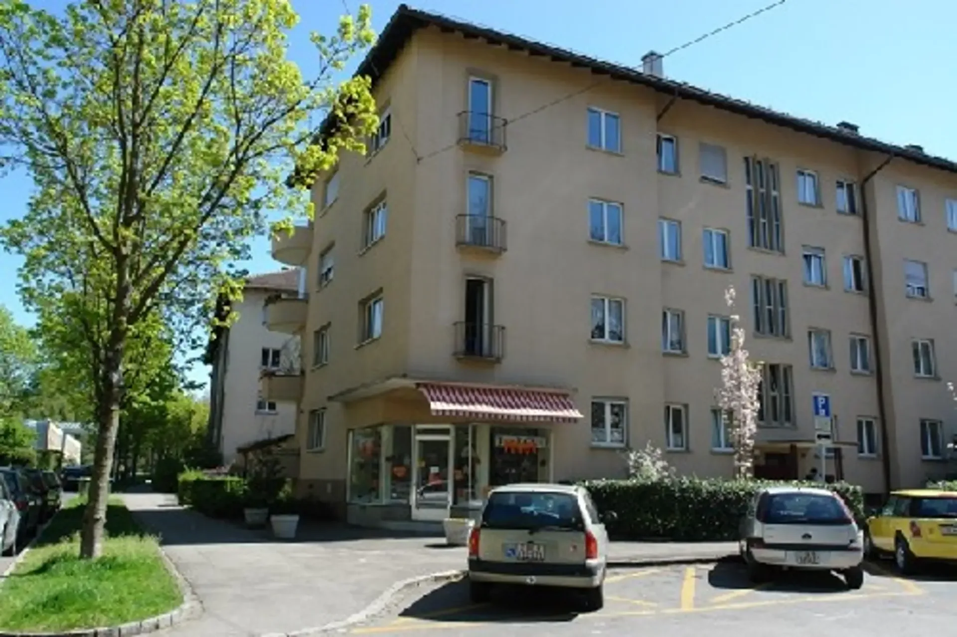 Spacious 3.5-room apartment with balcony in central location