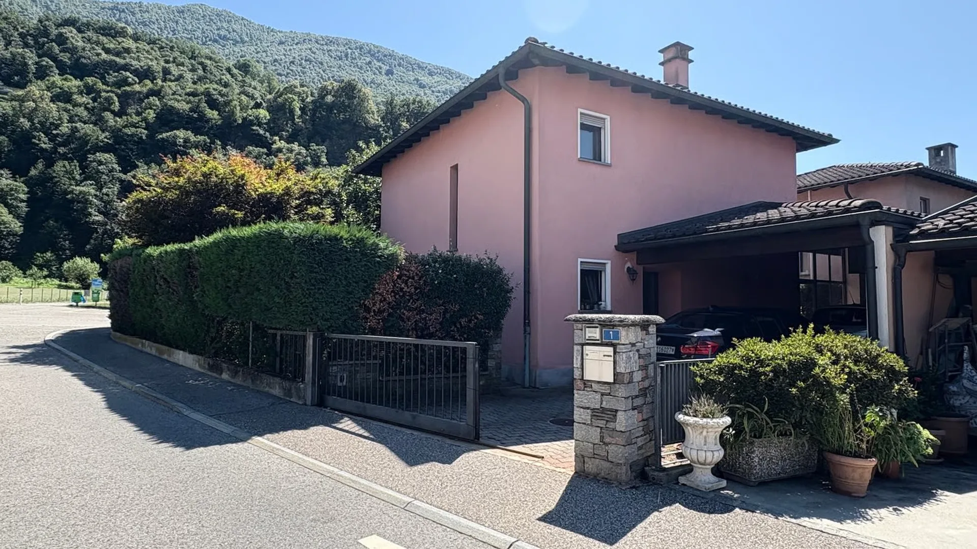 In vendita a Cadenazzo Villetta indipendente con giardino privato