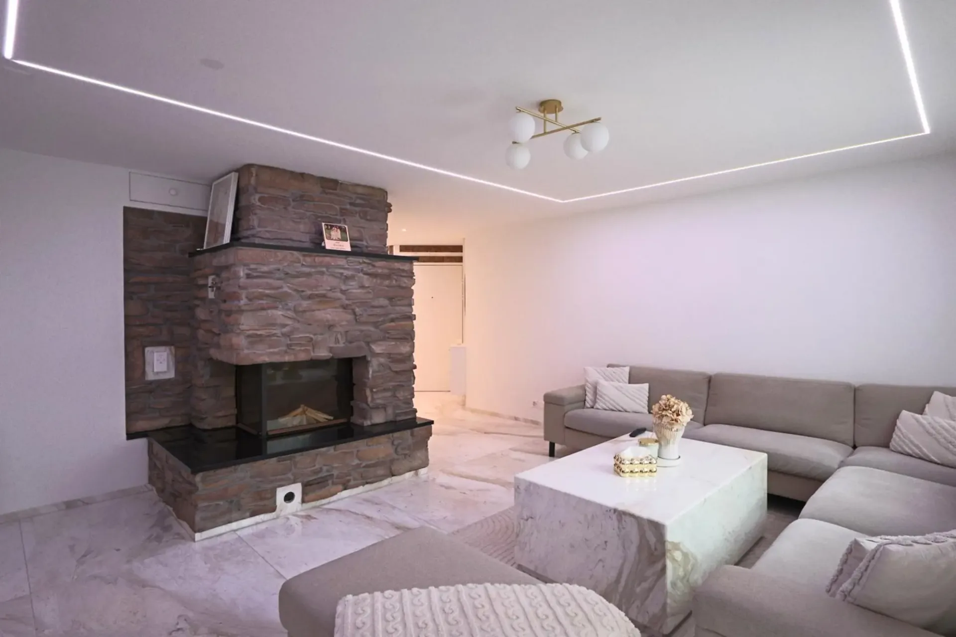 Elegantly renovated garden apartment with high-quality finishes and two private garden areas