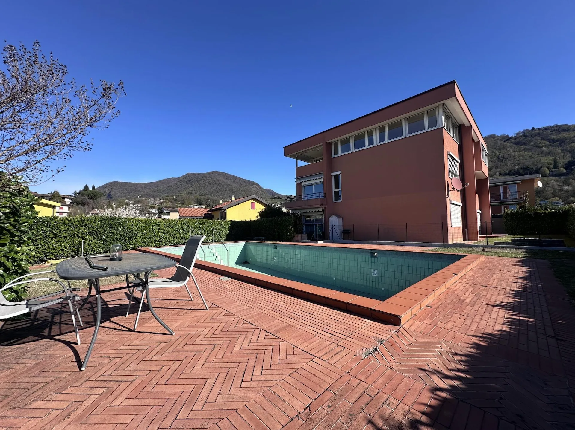 UNVERZICHTBARES PENTHOUSE 4.5 MIT SCHWIMMBAD UND PANORAMABLICK