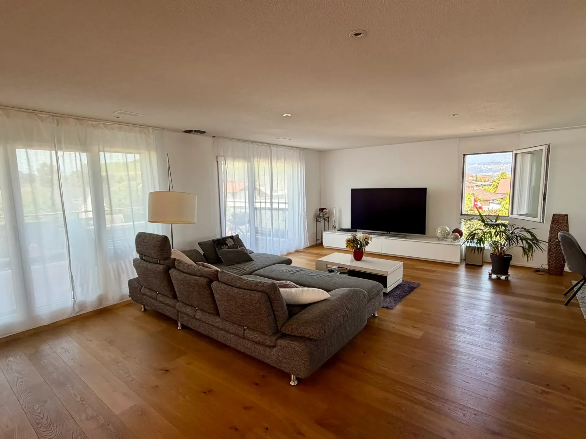 6½ ZIMMER-ATTIKAWOHNUNG IN STUDEN (BE), MÖBLIERT, TEMPORÄR