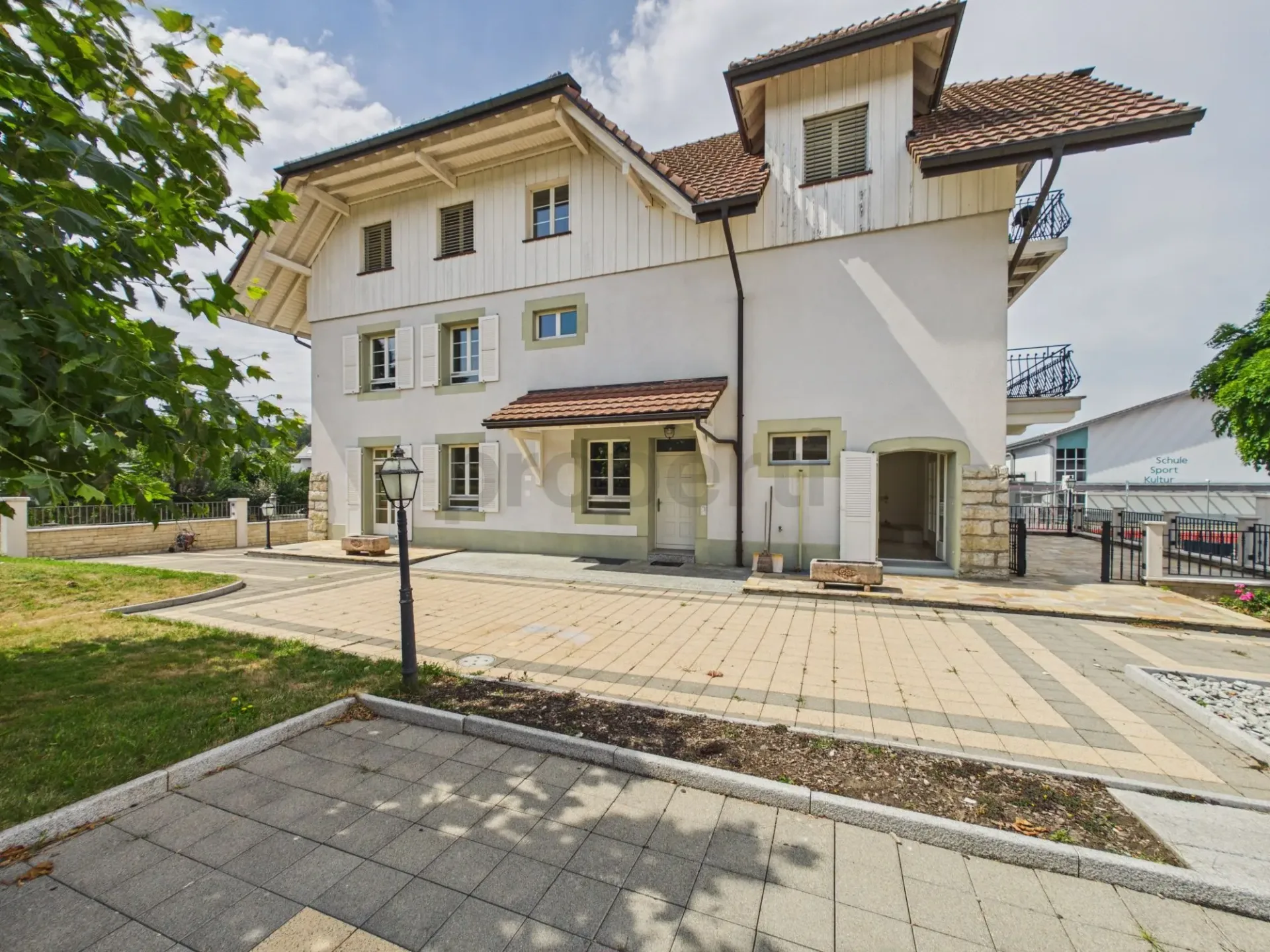 Wohnung mit 4,5 Zimmern, Fußbodenheizung, Garage und Außenparkplatz inklusive