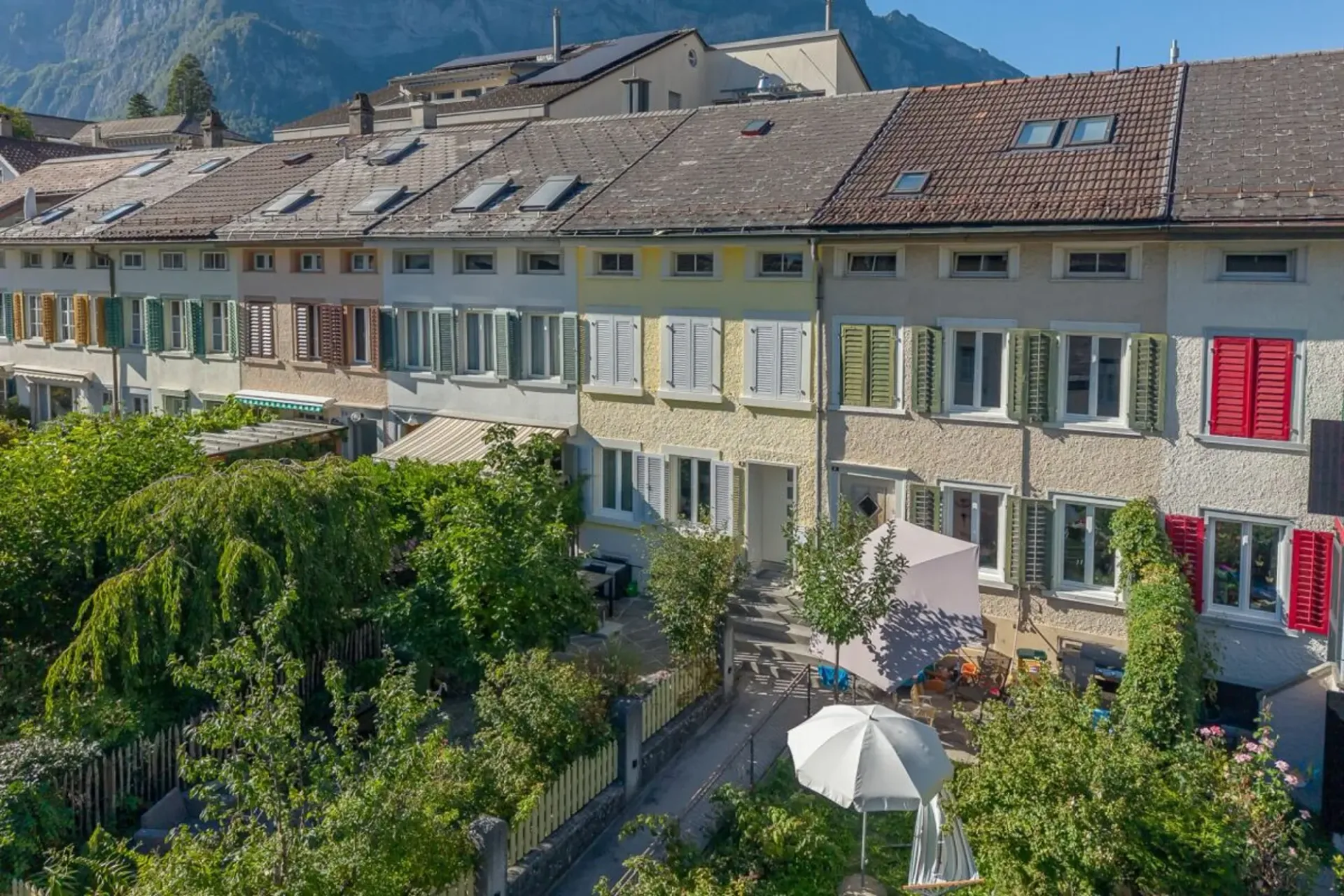 Maison de ville attrayante dans un quartier résidentiel calme