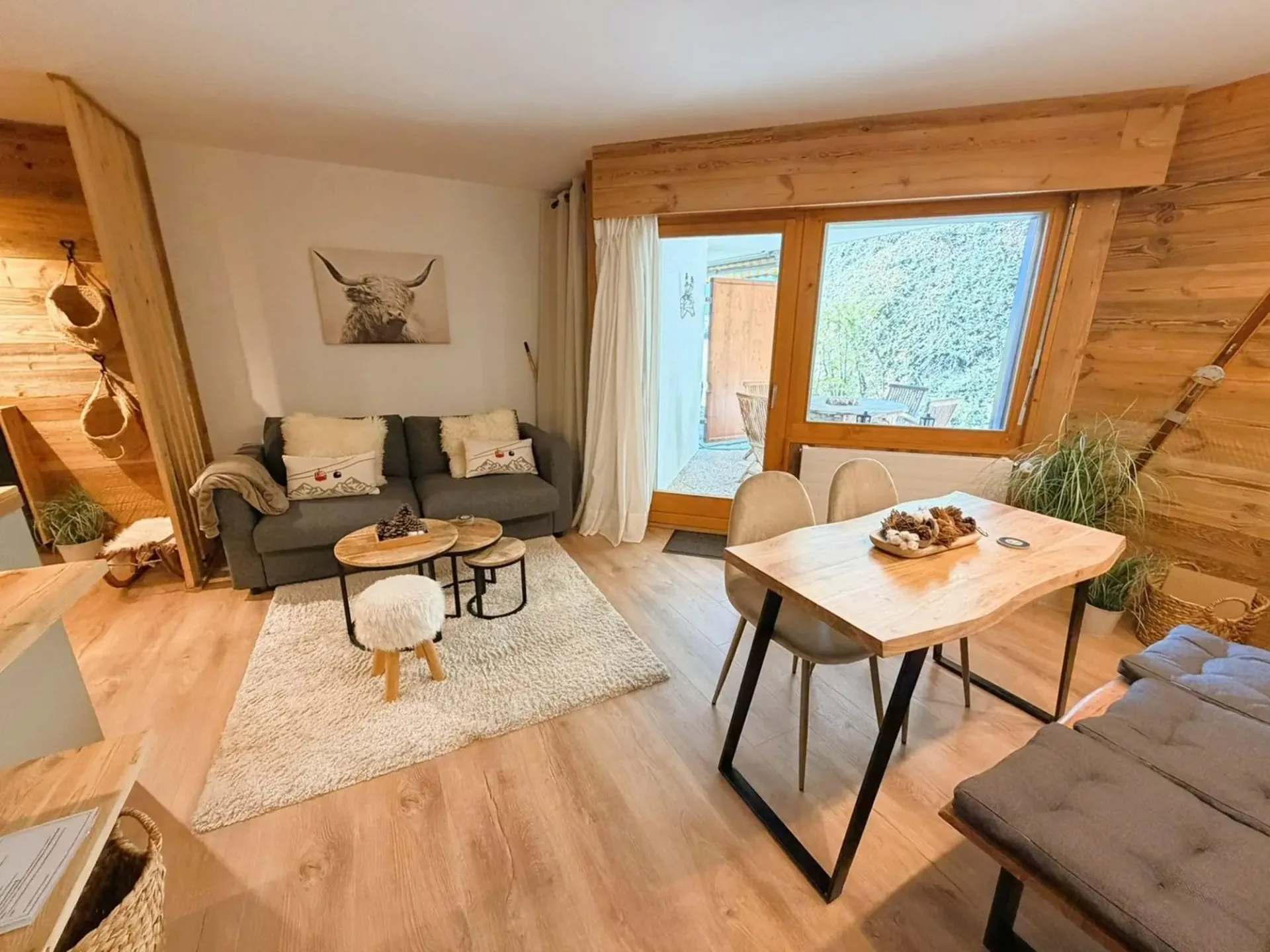 Prachtvolle Wohnung (2,5 Zimmer) komplett renoviert - Geräumig & Hell - Ruhige Lage - Gut gelegen