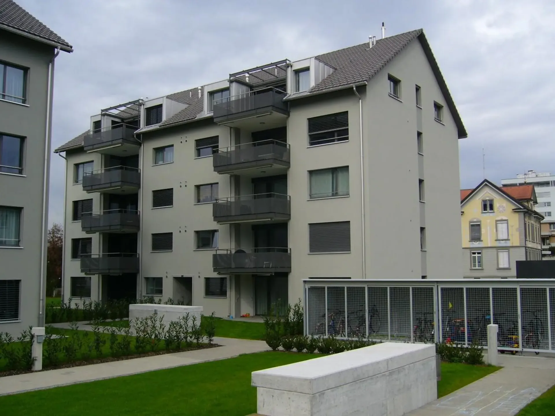 Aussenparkplatz, Einstellplatz und Motorradparkplatz im Stadtzentrum von Dübendorf