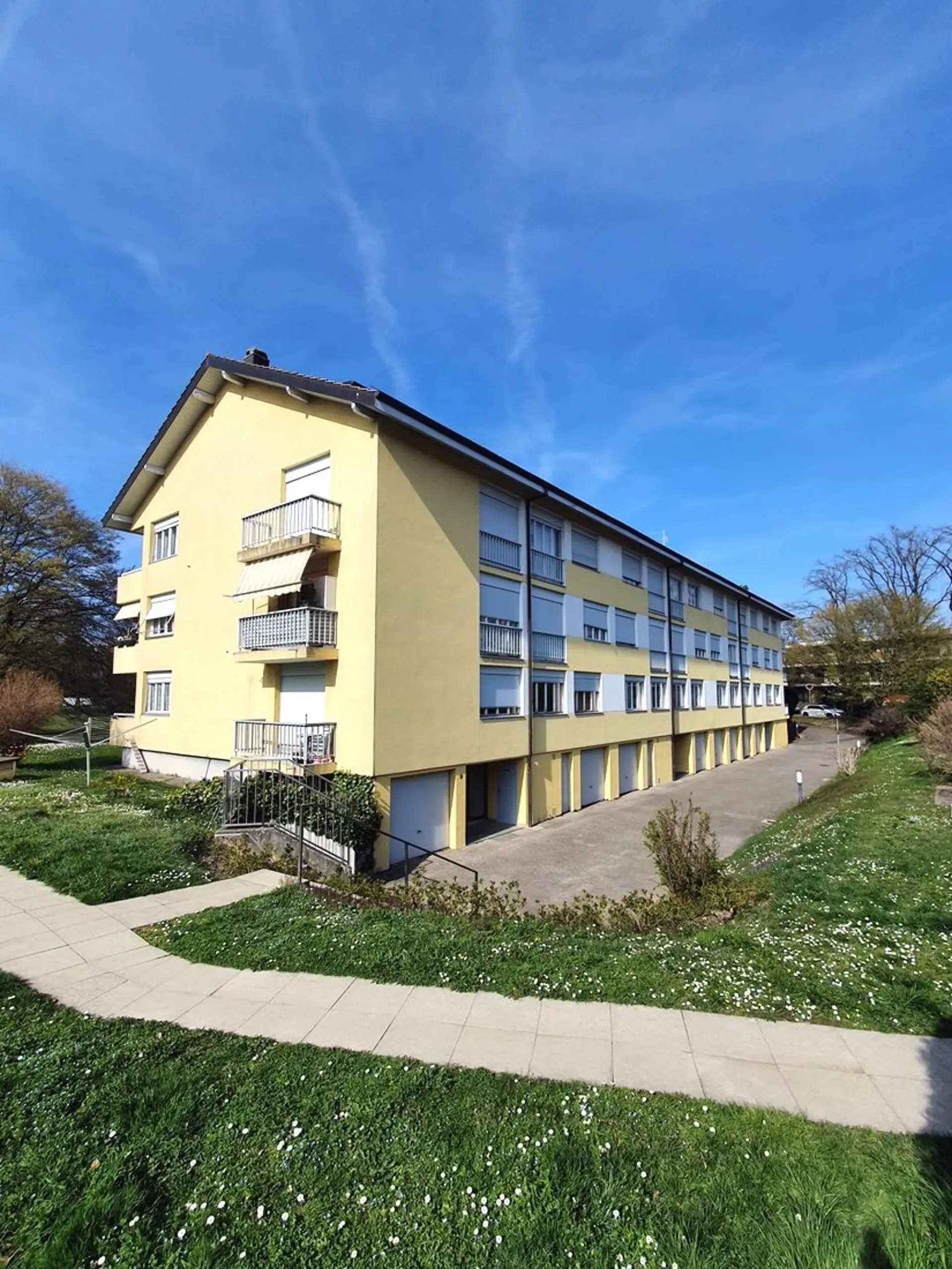 Wohnung 6,5 Zimmer mit Balkon, im Erdgeschoss gelegen.