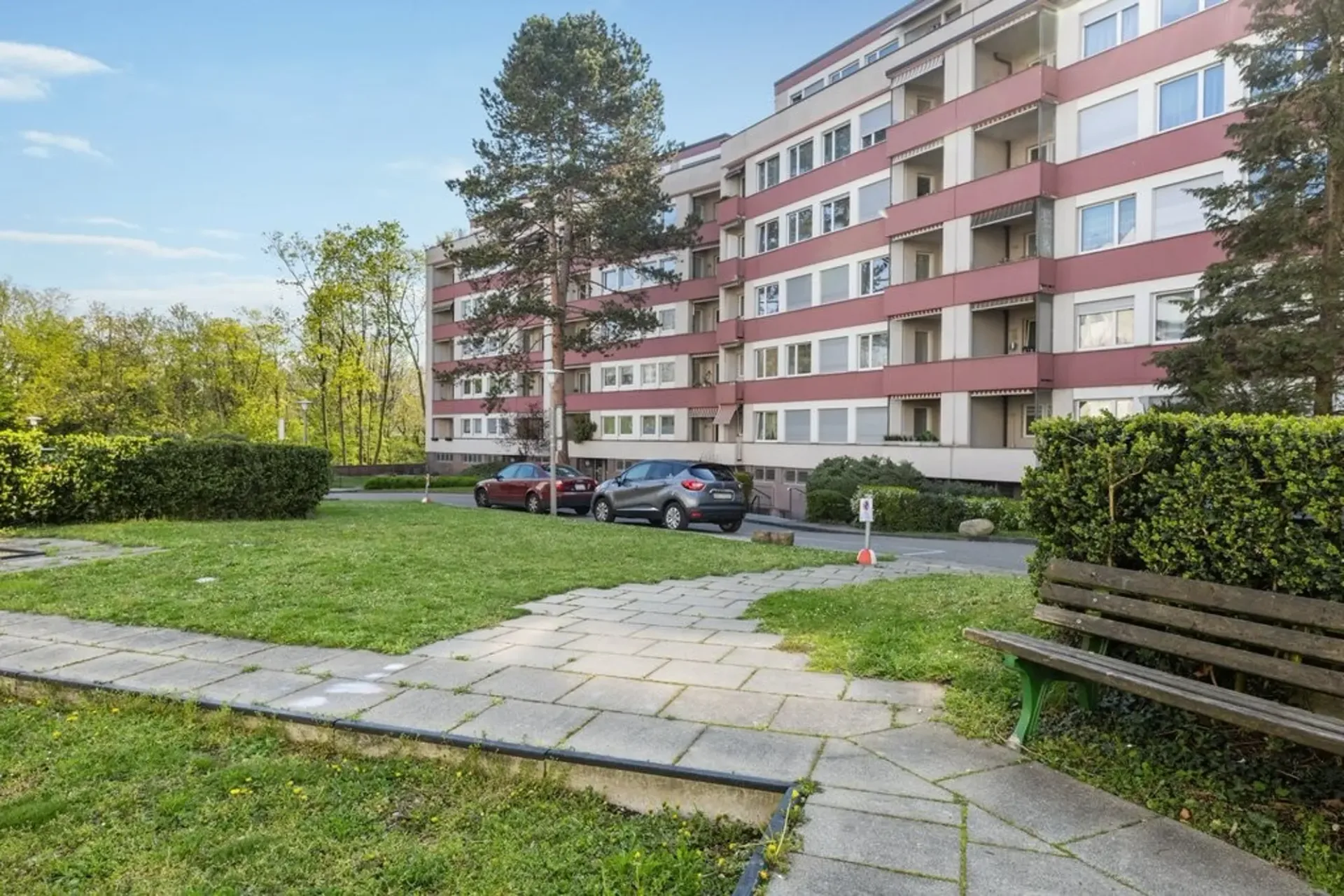 Would you like to live centrally and yet in a green area?