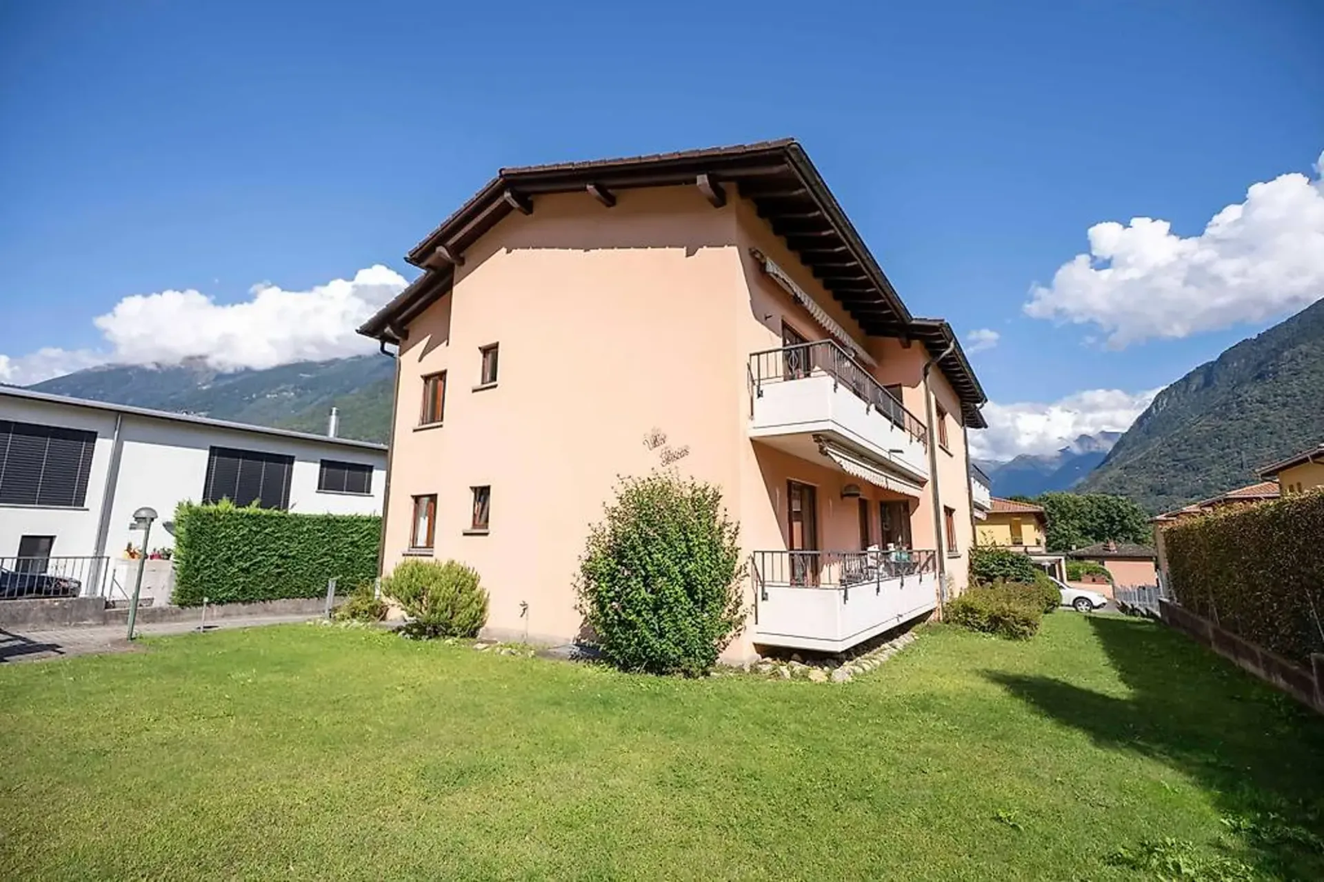 Vendiamo residenza a reddito di tre grandi appartamenti