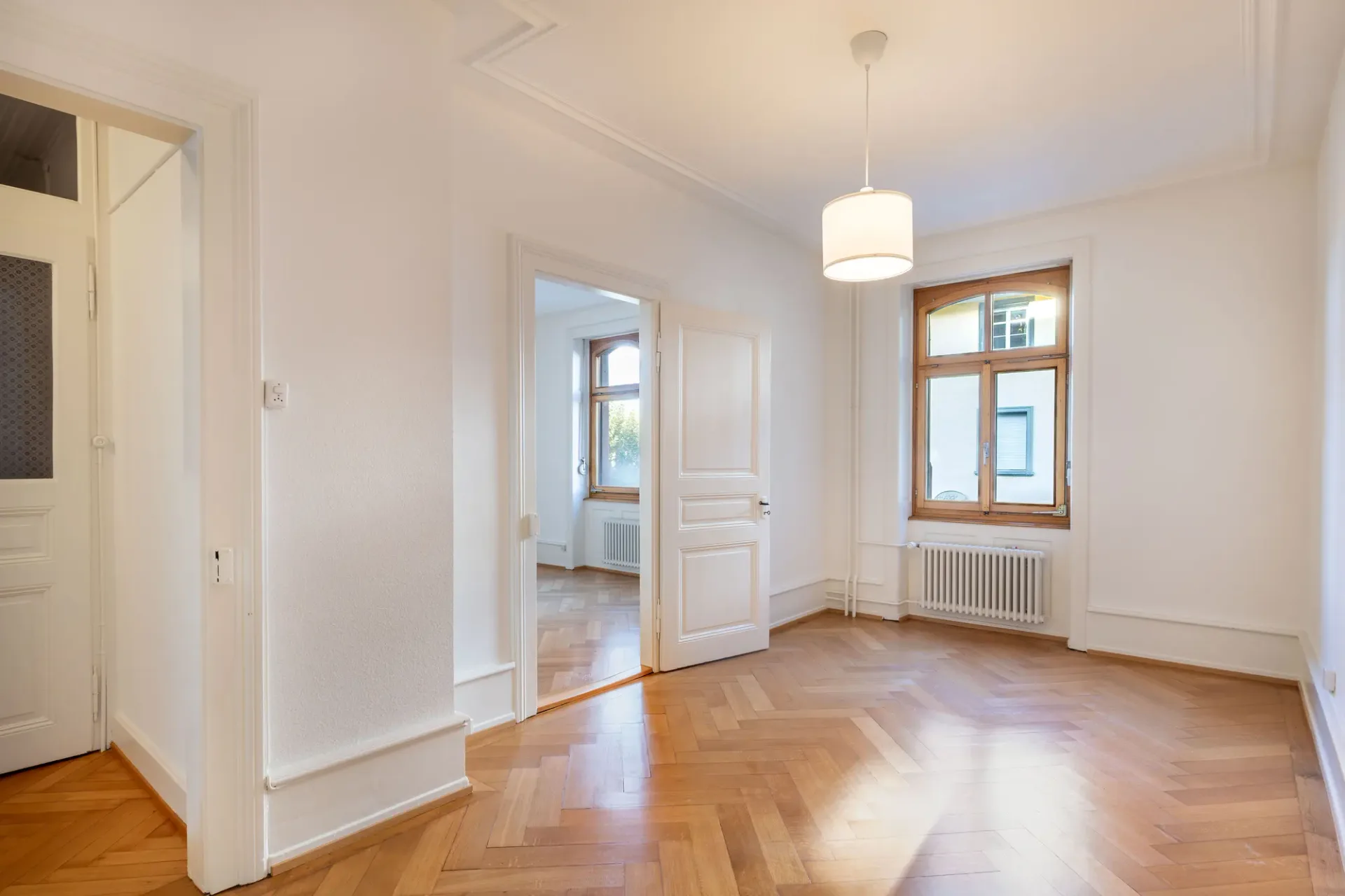 Appartement de charme 2 pièces dans un immeuble ancien au 1er étage avec vue sur le Rhin