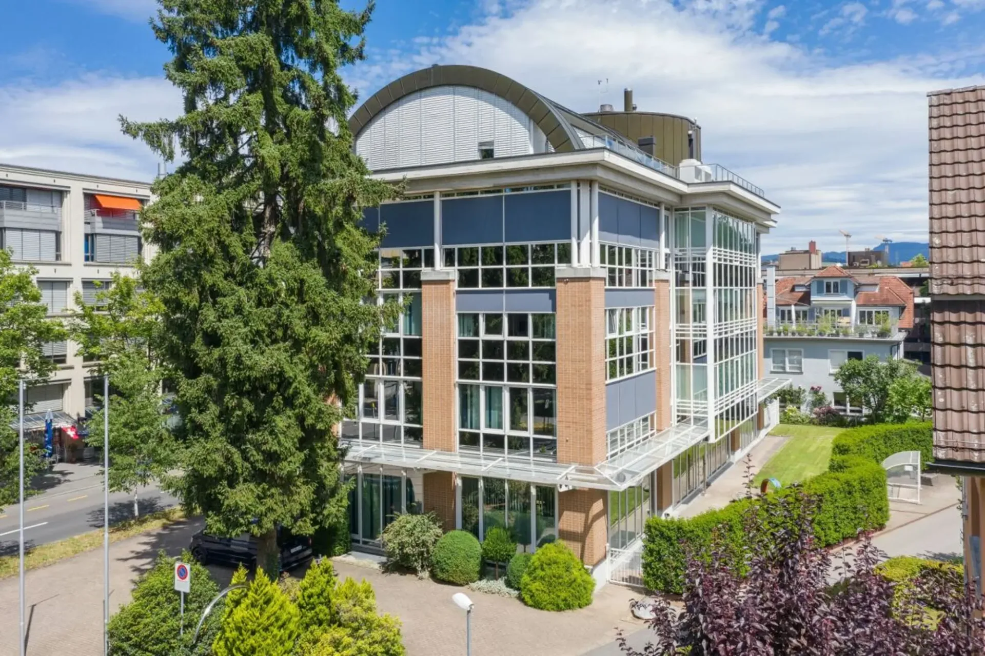 EXKLUSIVER UNTERNEHMENSHAUPTSITZ IM HERZEN VON ZUG