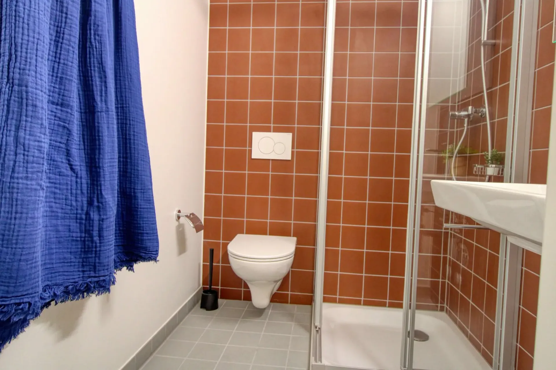 Appartement vivant spacieux à Crissier avec salle de bain privée en suite.