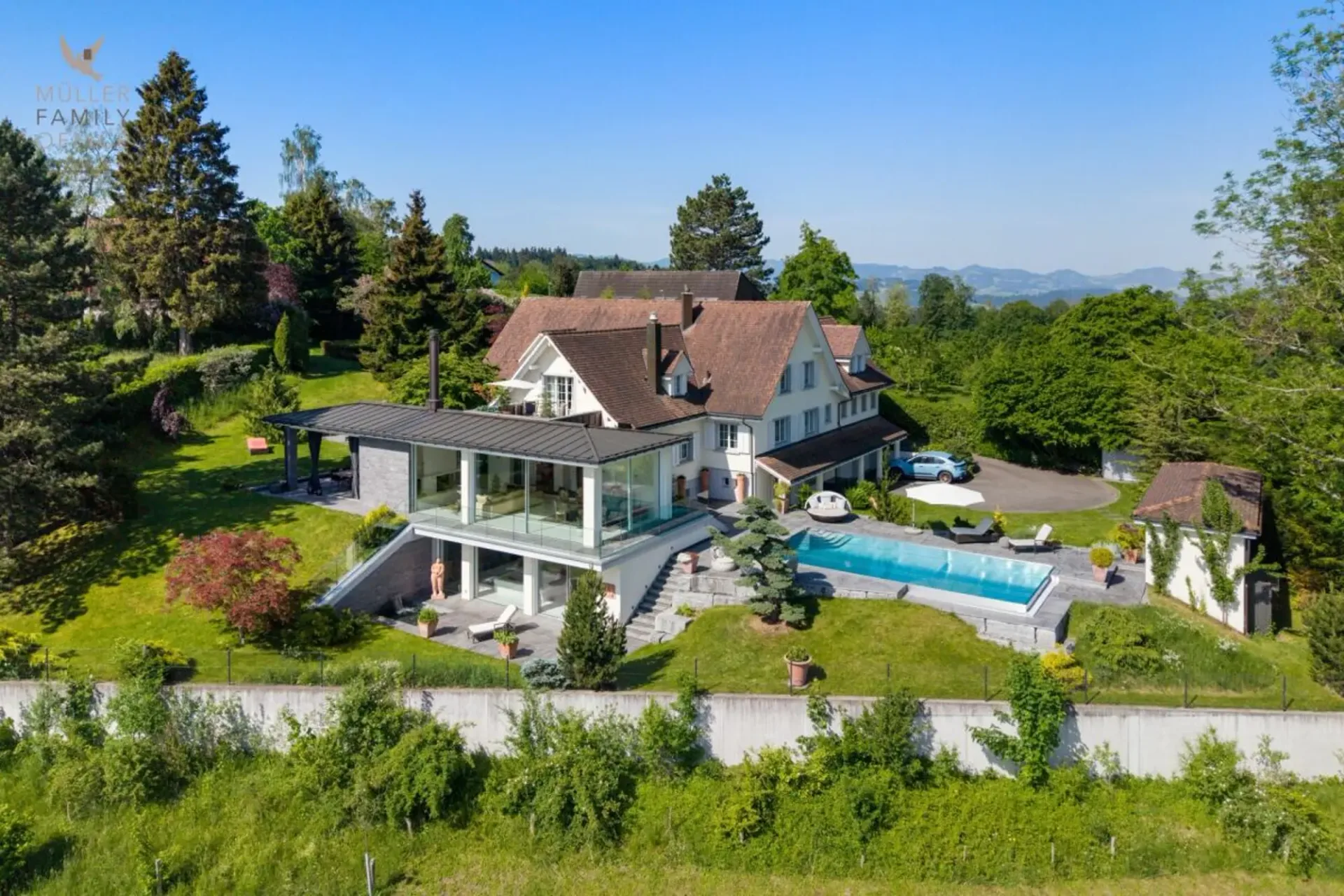 Luxuriöse Panorama-Villa mit Aussenpool, Wellnessoase und traumhaftem Weitblick