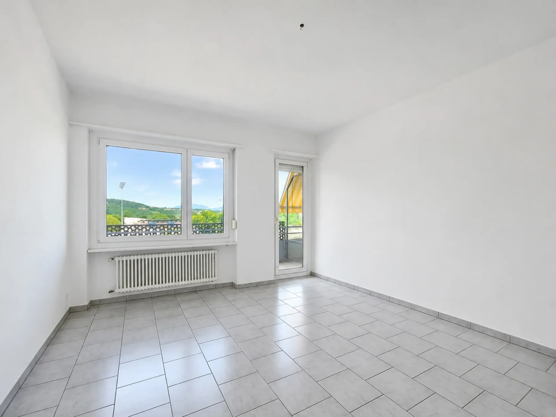 Chiasso: Renovierte 2.5-Zimmer-Wohnung mit offener Aussicht zu vermieten