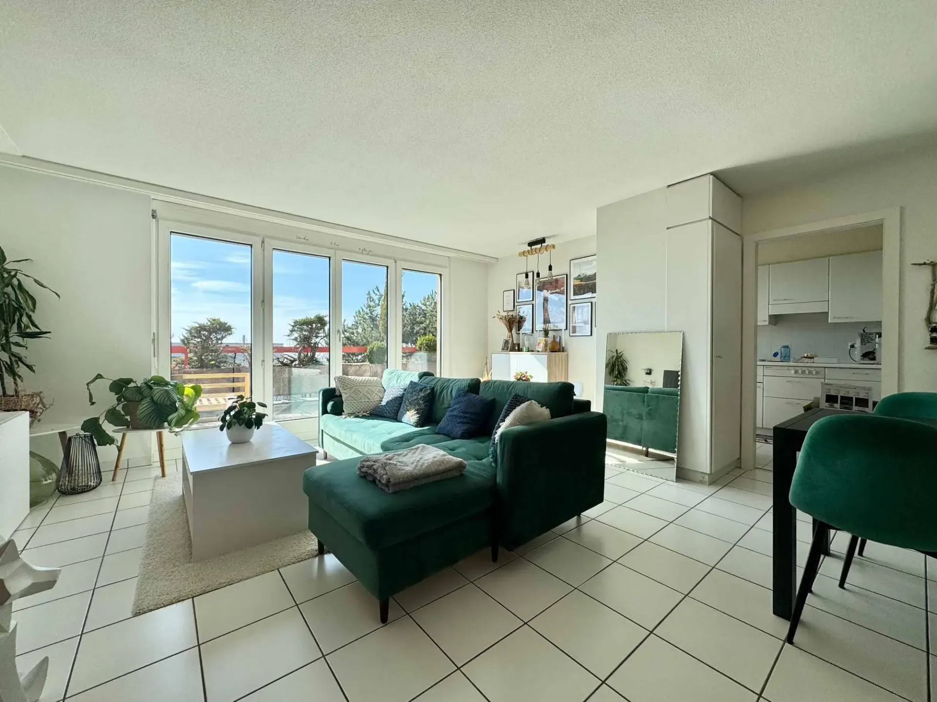 Spacious 2.5-room apartment with a view of the lake