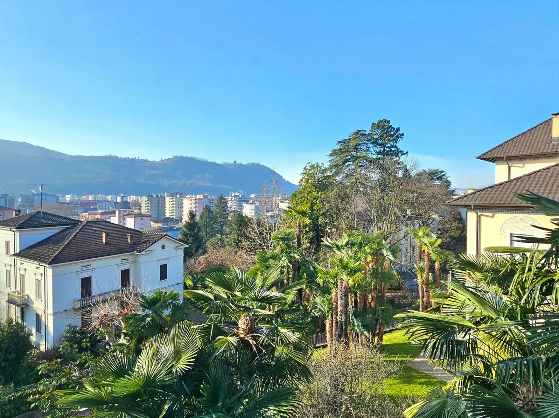 Vacallo: Komfortables und helles 5.5-Zimmer-Apartment mit dominierendem Blick