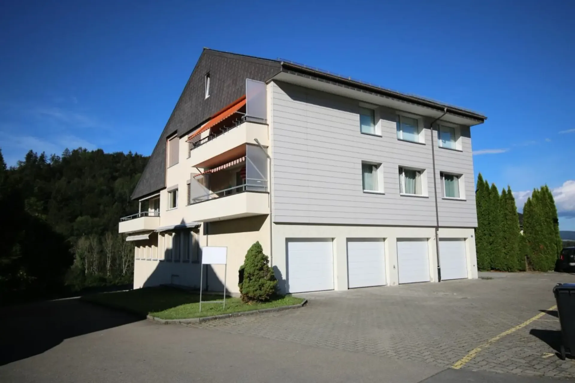 Charmante 2.5-Zimmer-Wohnung mit Balkon und schöner Aussicht in Stallikon