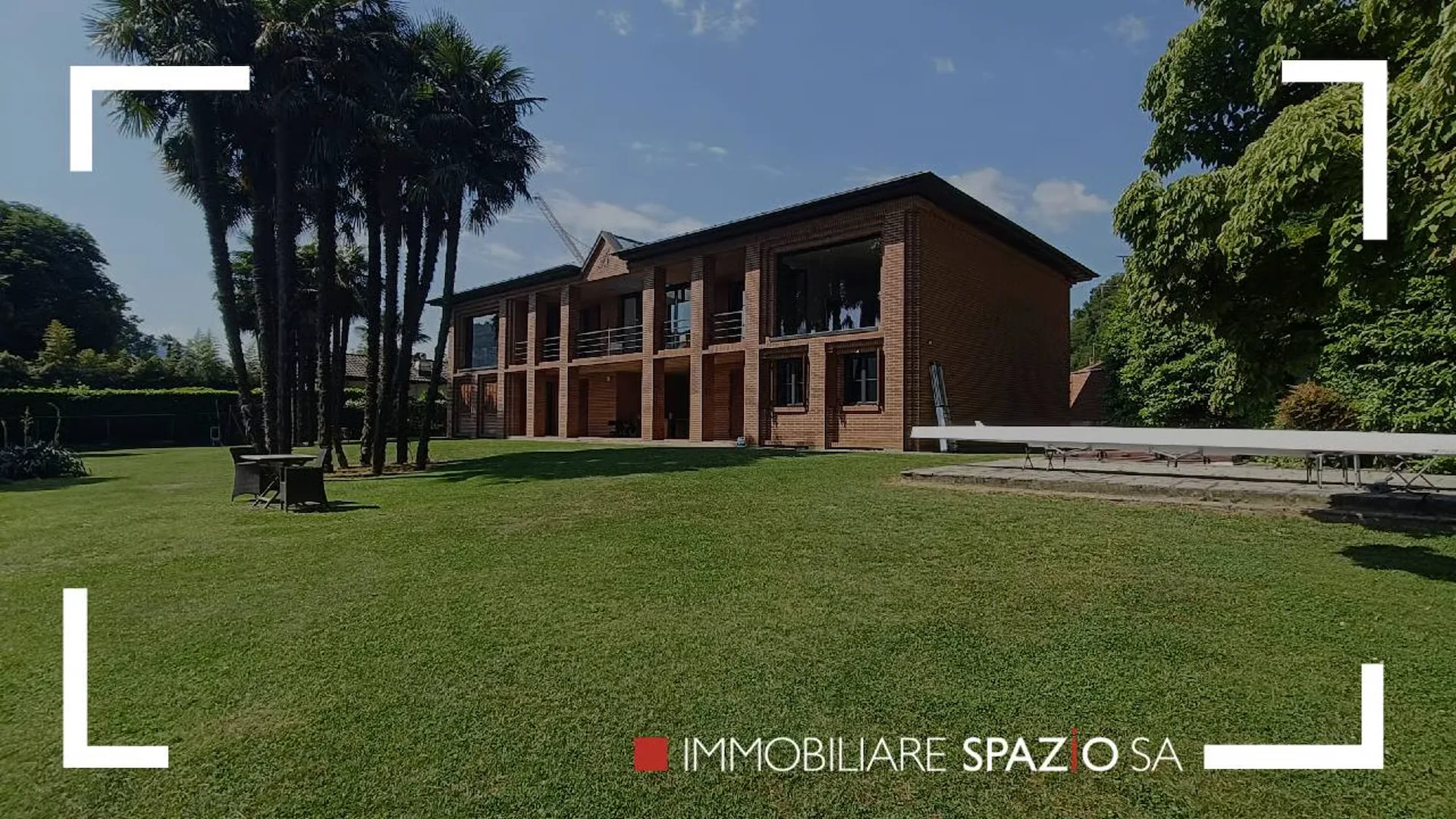 Exklusive Villa am Seeufer mit privater Anlegestelle