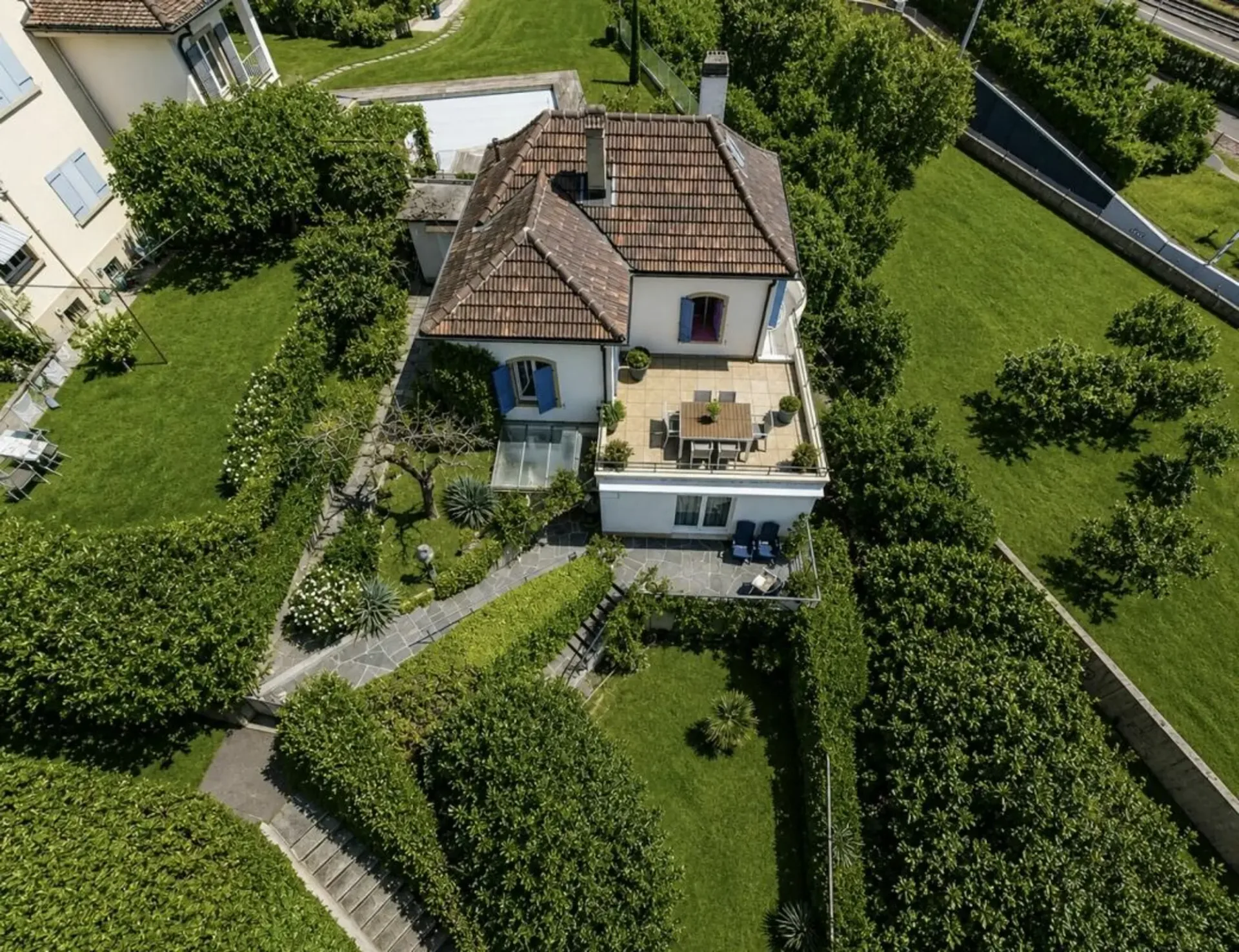 Schöne Einzelvilla mit Panoramablick, 200 m vom See
