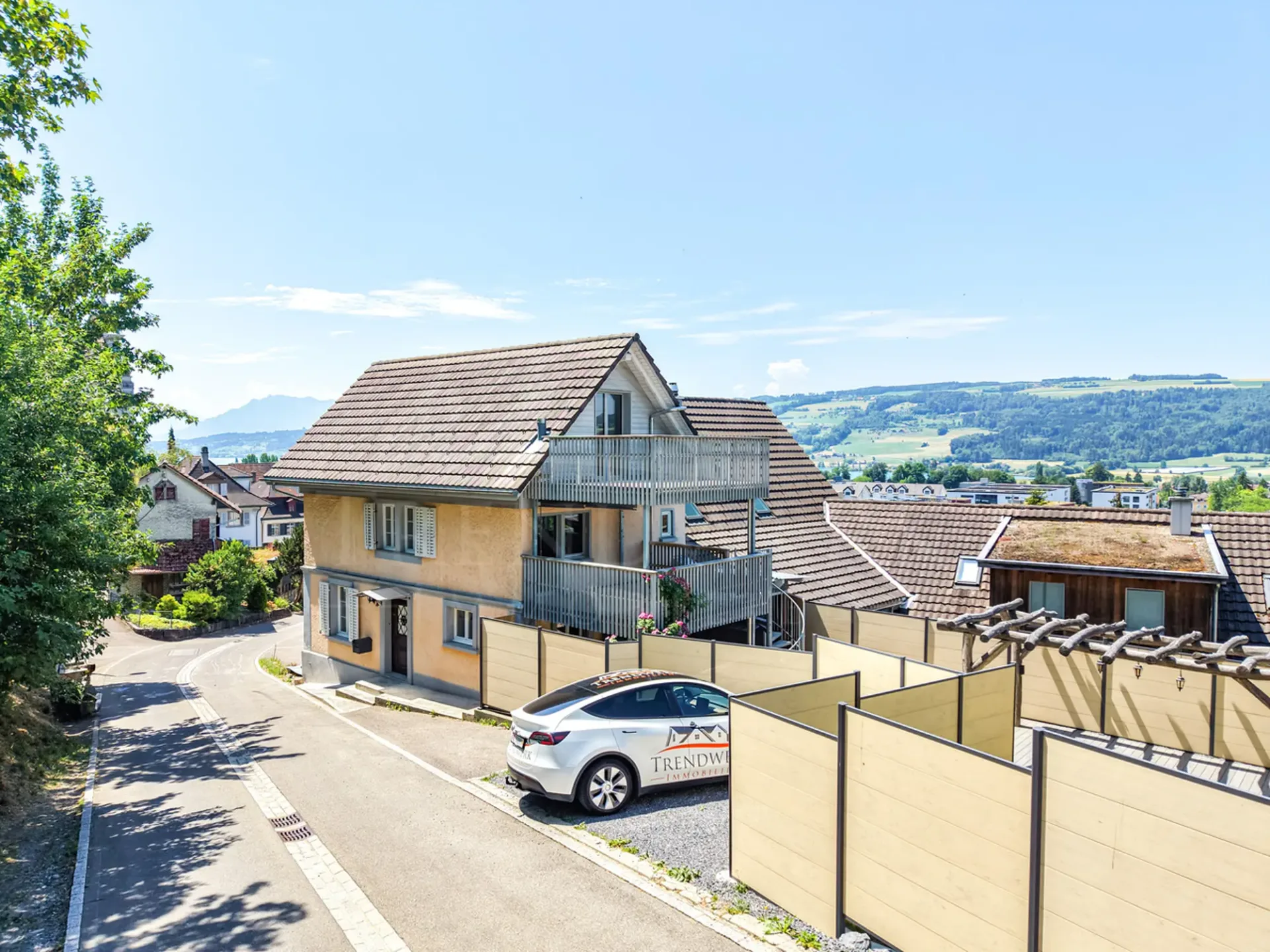 Gepflegtes 4.5-Zimmer-Doppeleinfamilienhaus mit Garten in Hitzkirch
