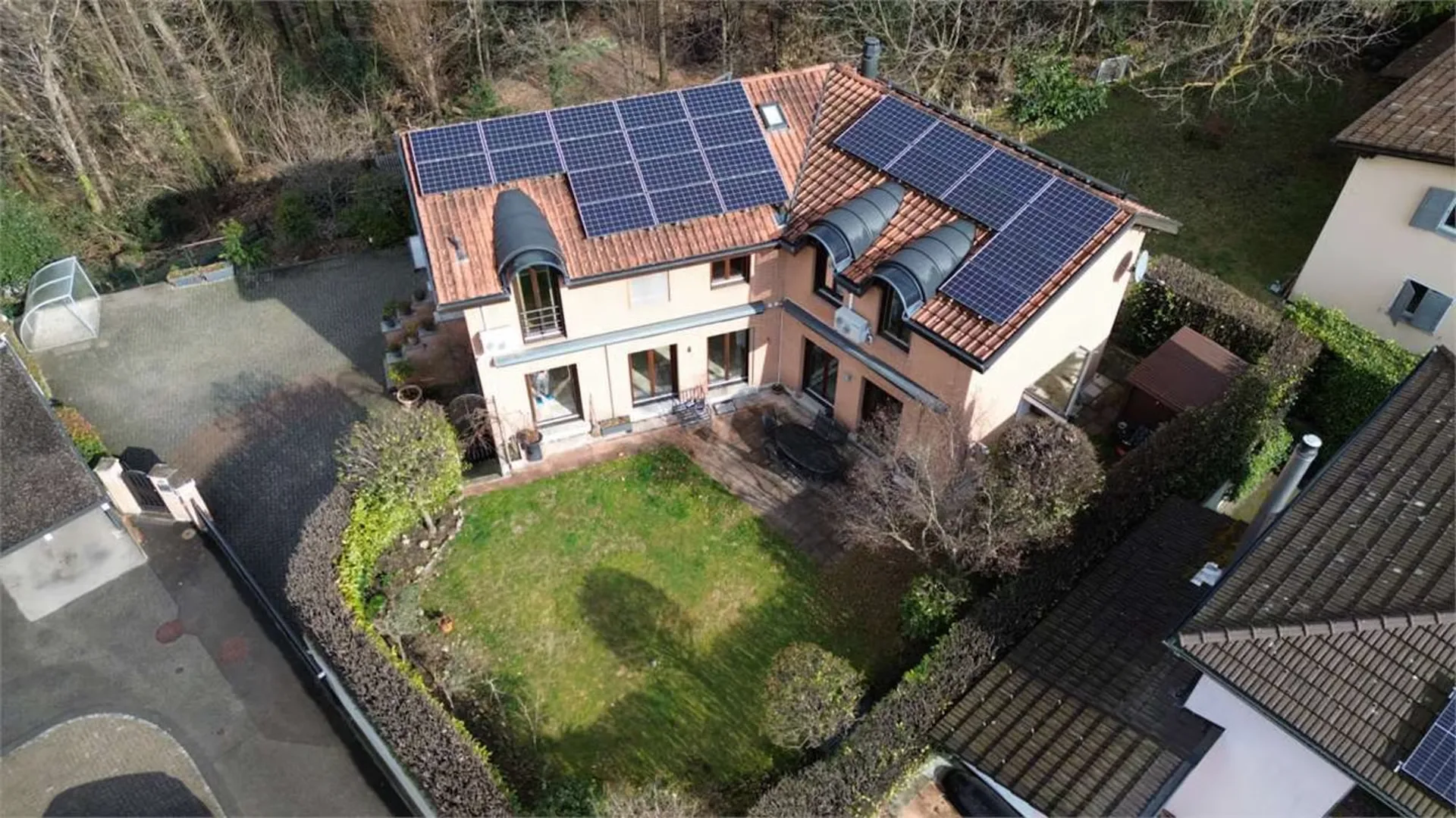 In einer reservierten Zone und in der Natur, elegante VILLA mit Garten und Wald