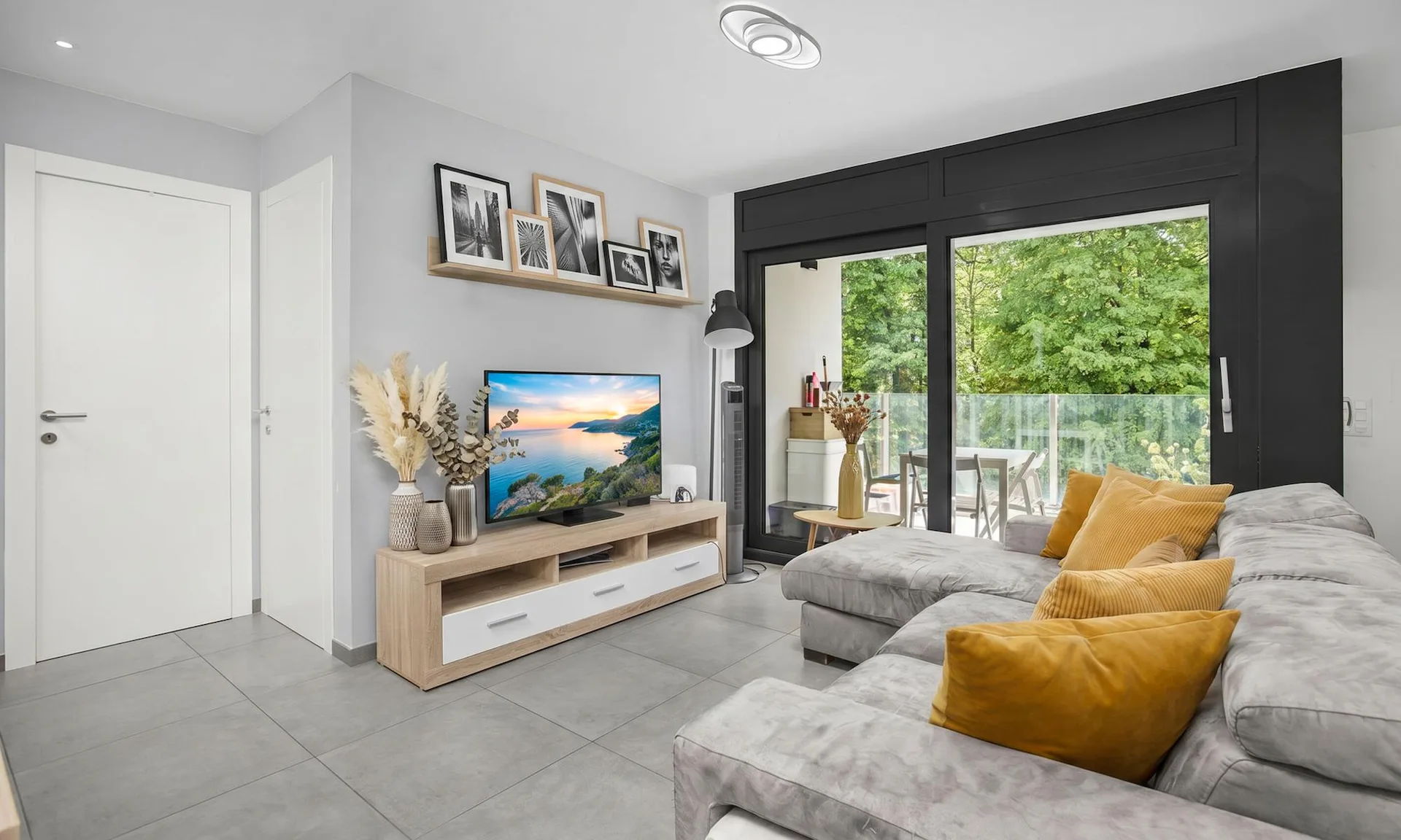 Elegantes Apartment mit 4.5 Zimmern und Terrasse in Dino