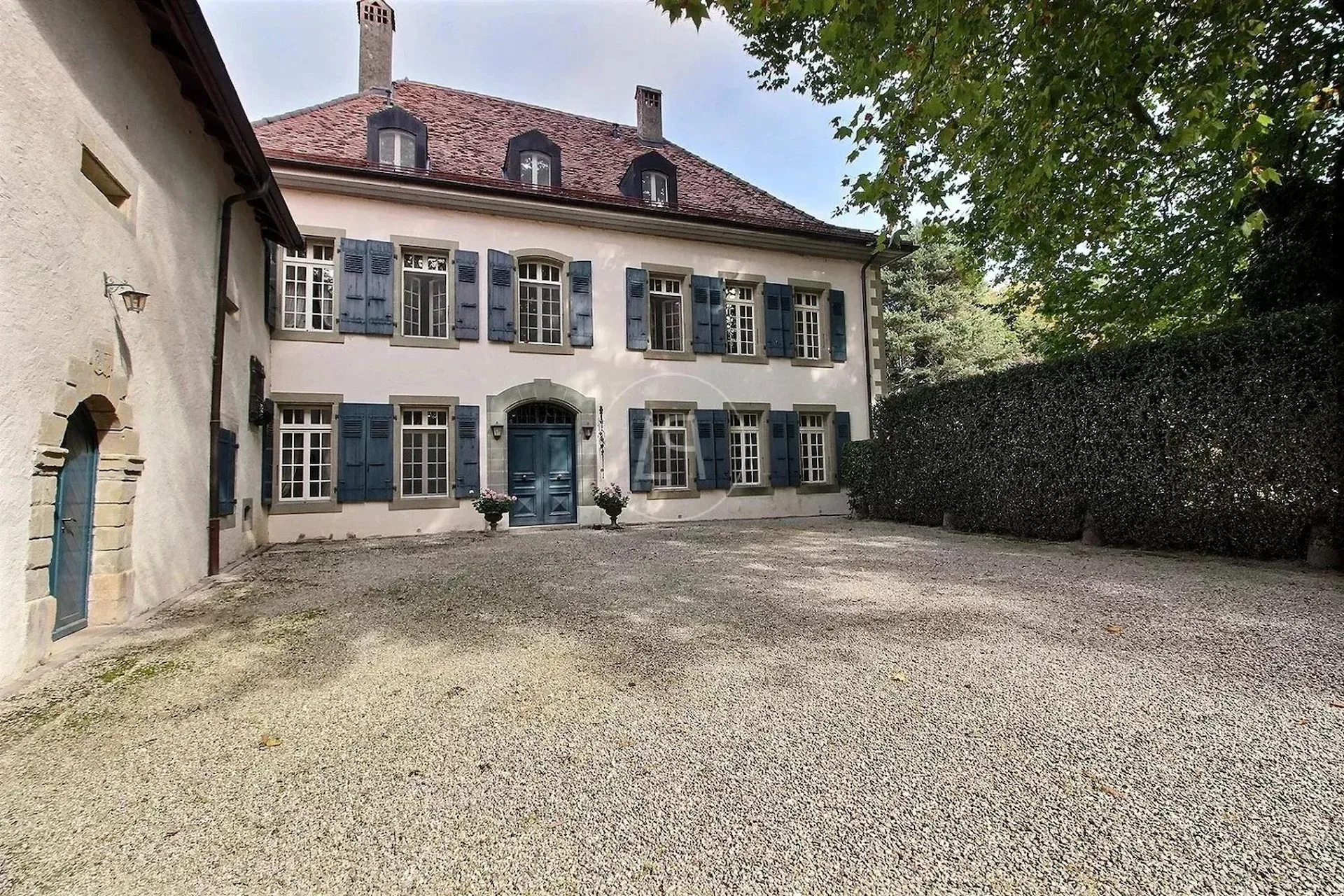 Stunning property nestled in a park with a pool near Morges
