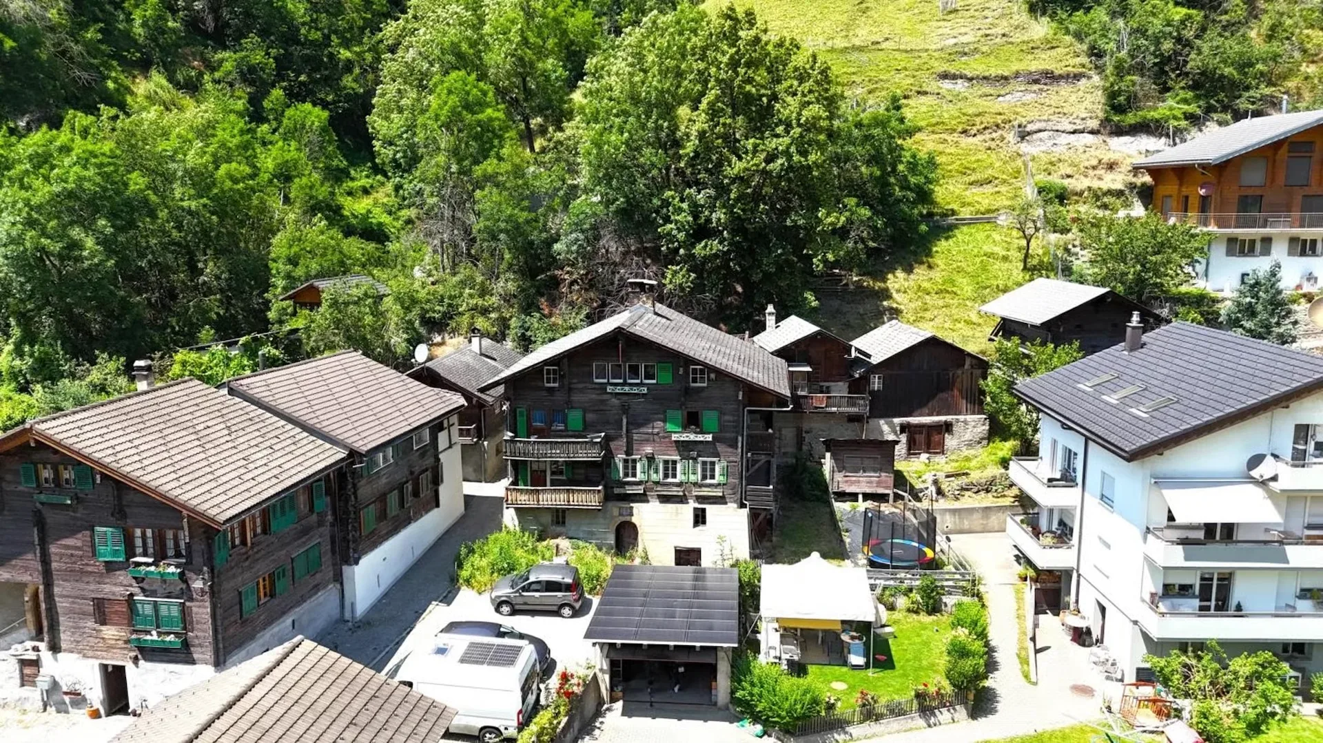 Altbauwohnung mit Nebengebäuden und Parkplätzen