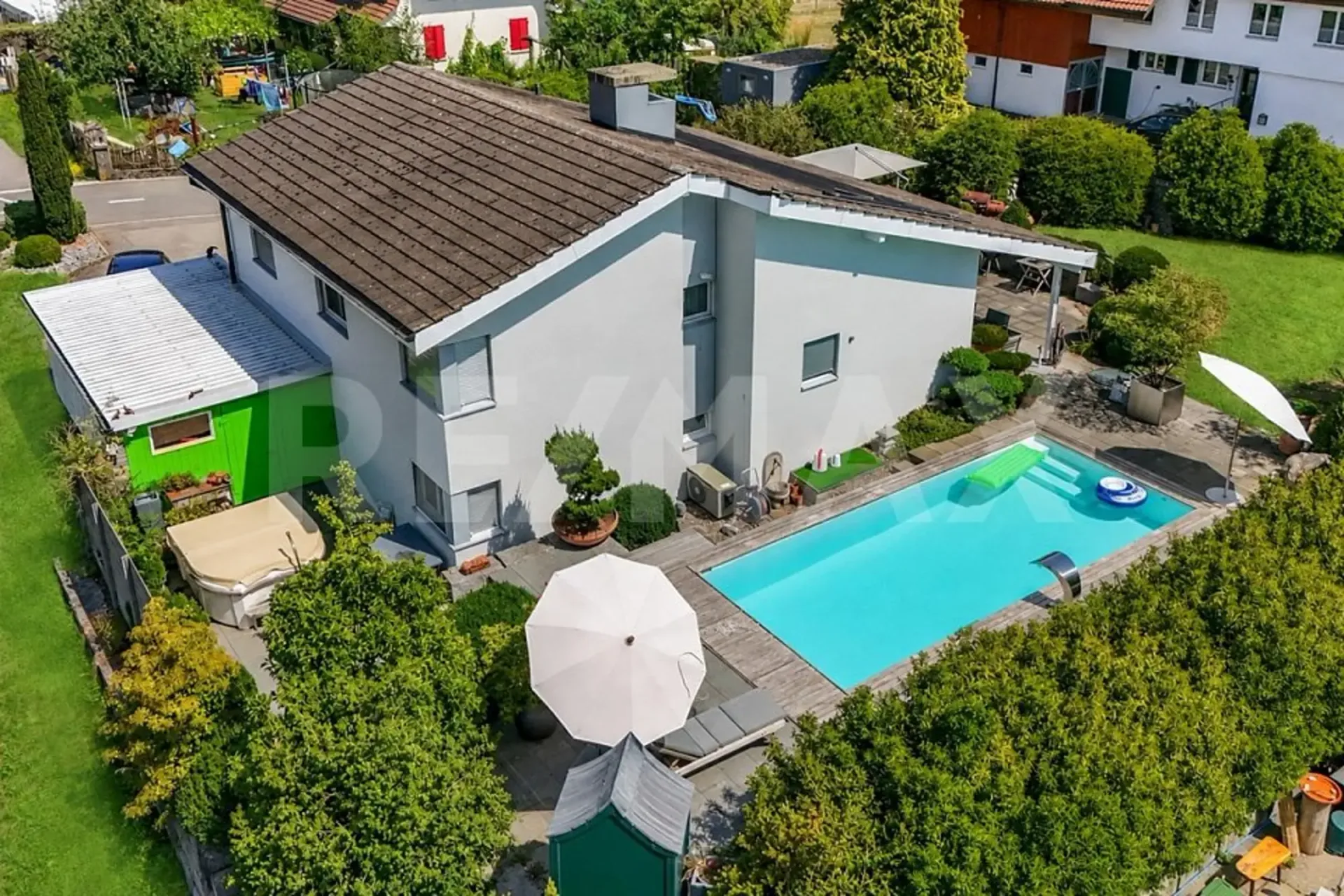 Casa unifamiliare di 5,5 locali con piscina, giardino e area esterna polivalente