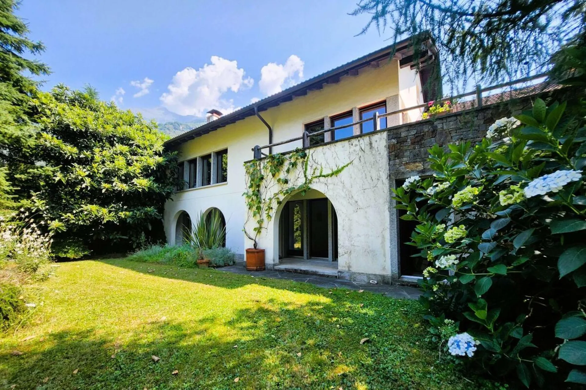 Einfamilienhaus mit grossem spektakulärem Garten