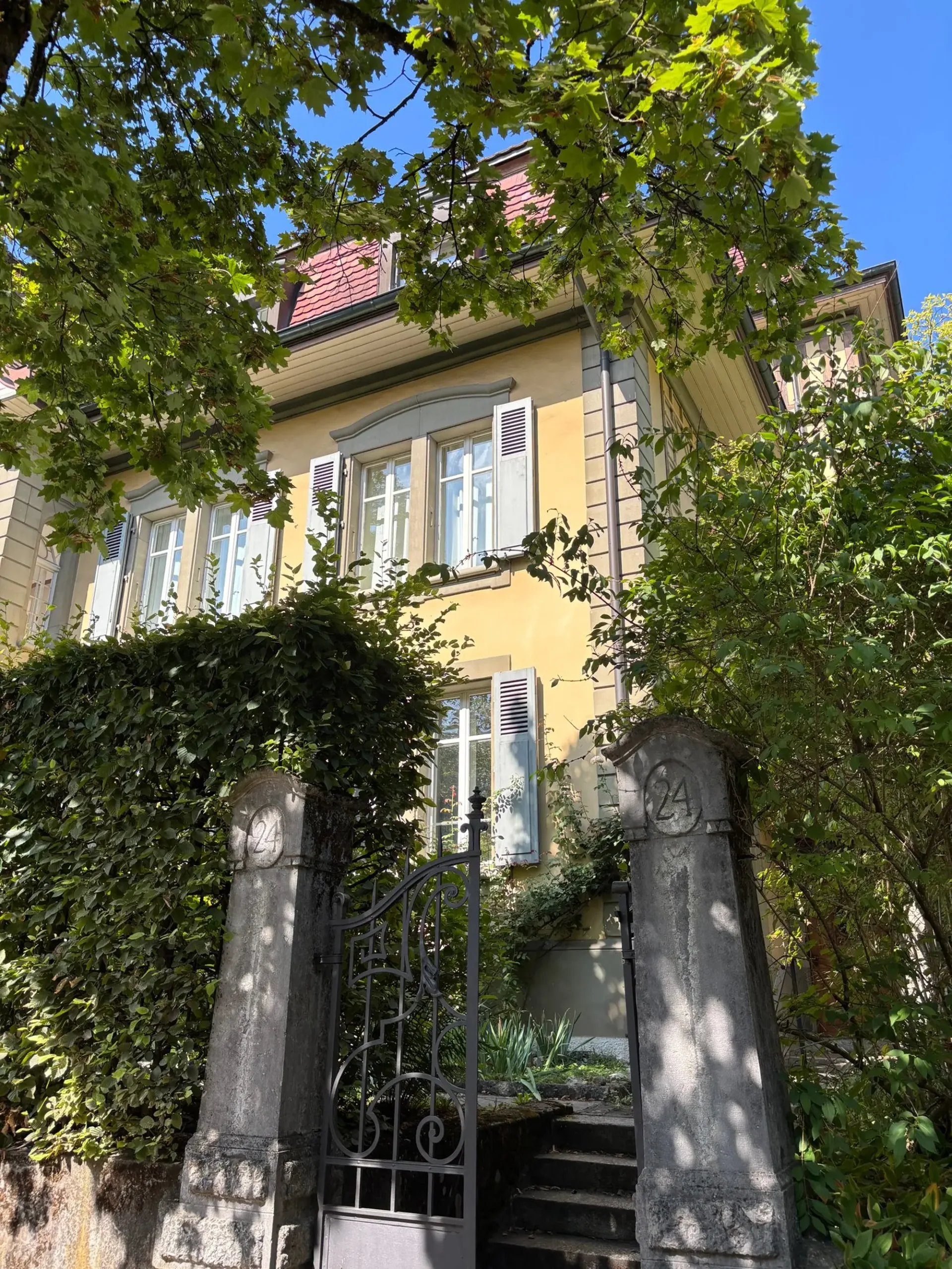 Stylish 6-room old building apartment in the popular Kirchenfeld district