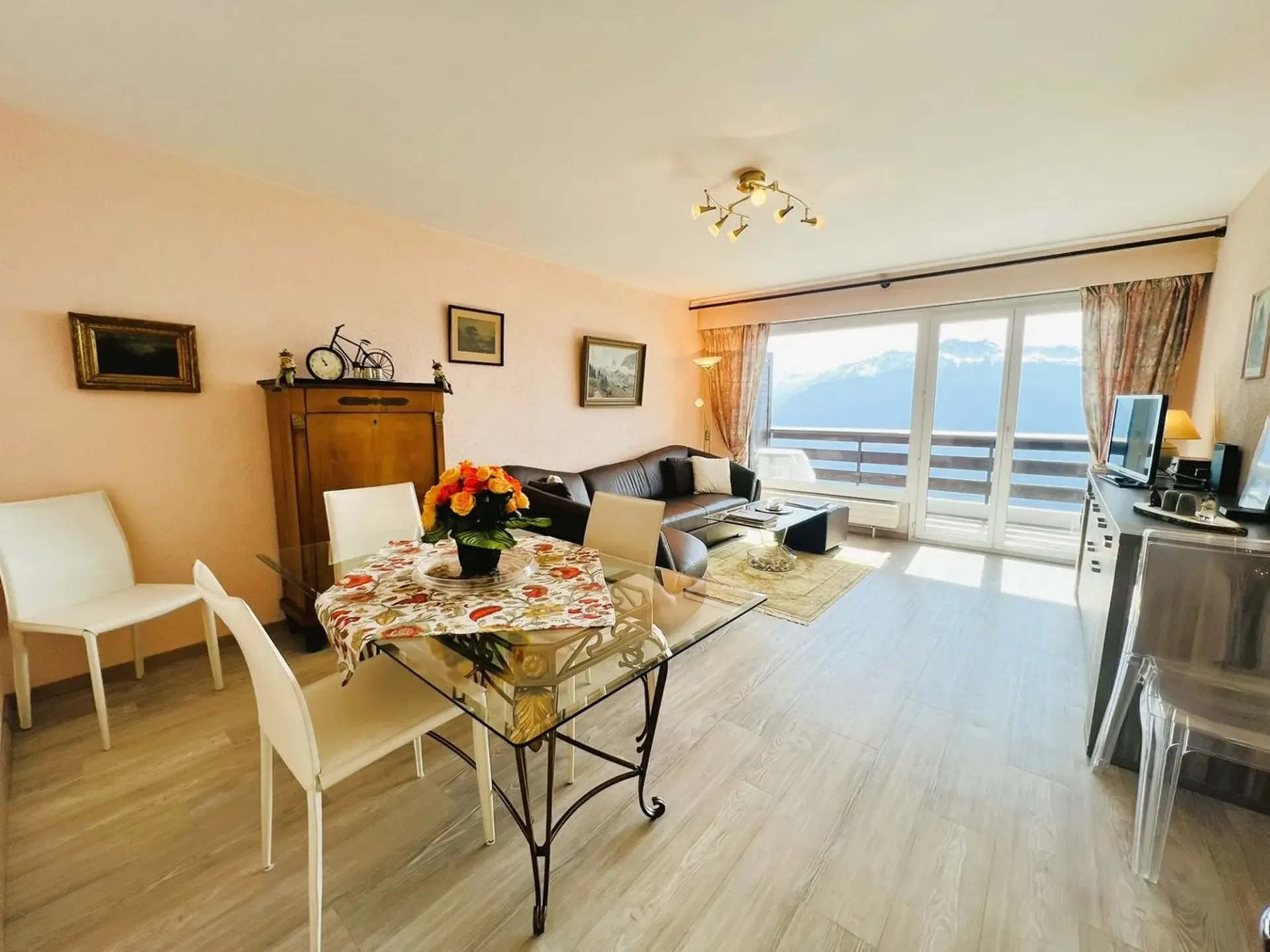 Prächtige 2.5-Zimmer-Wohnung komplett renoviert - Geräumig & hell - Spektakuläre Panoramablick - Gut gelegen