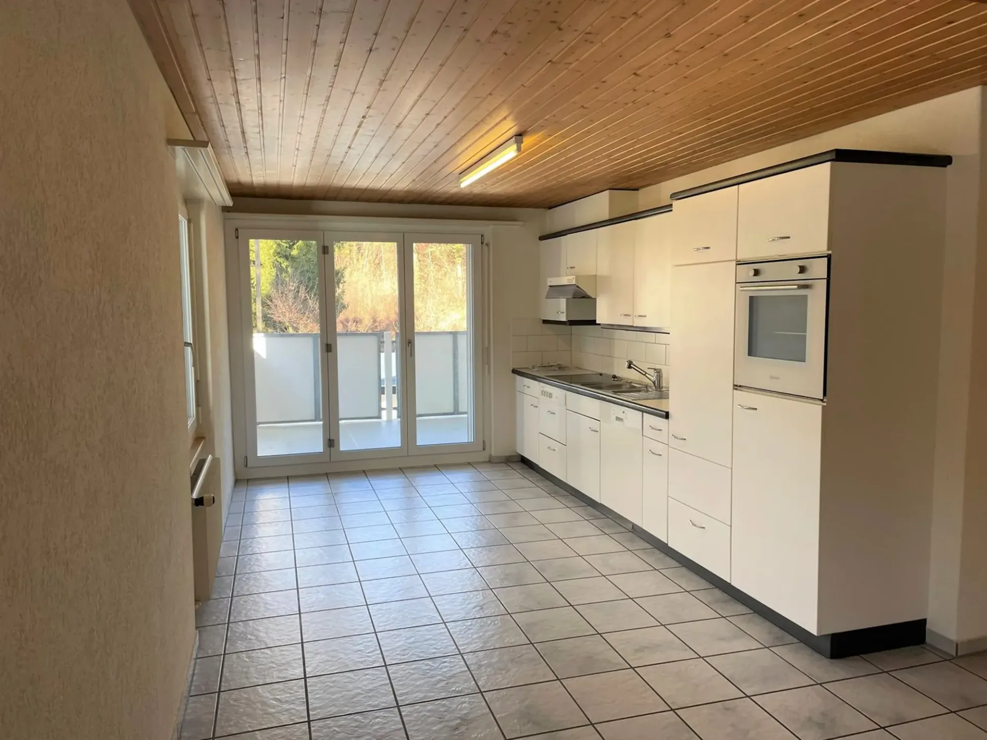 schöne 3-Zimmer-Wohnen im Grünen mit Pool und grossem Garten in Gümmenen